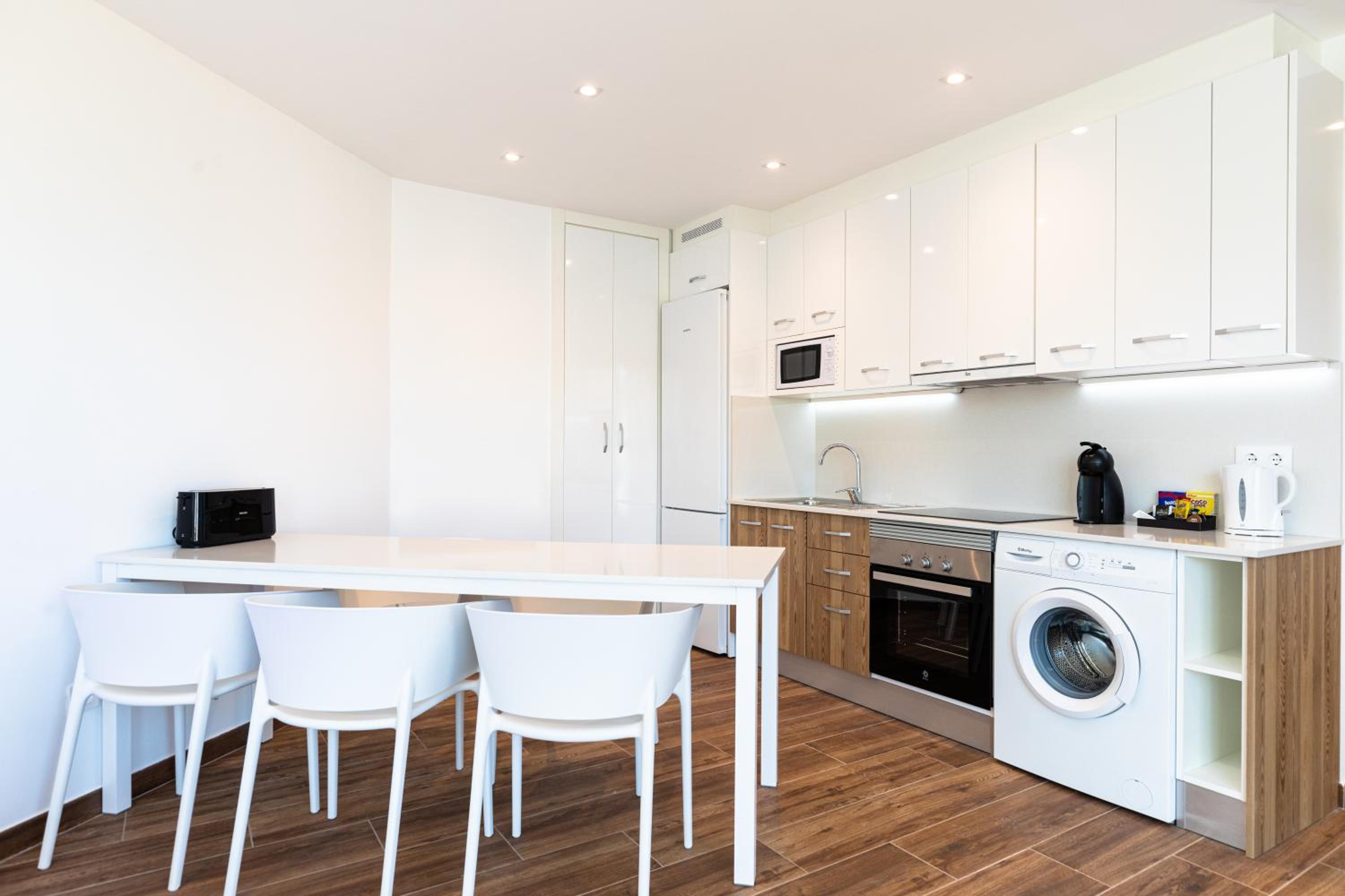 Apartamento con piscina y vista al mar