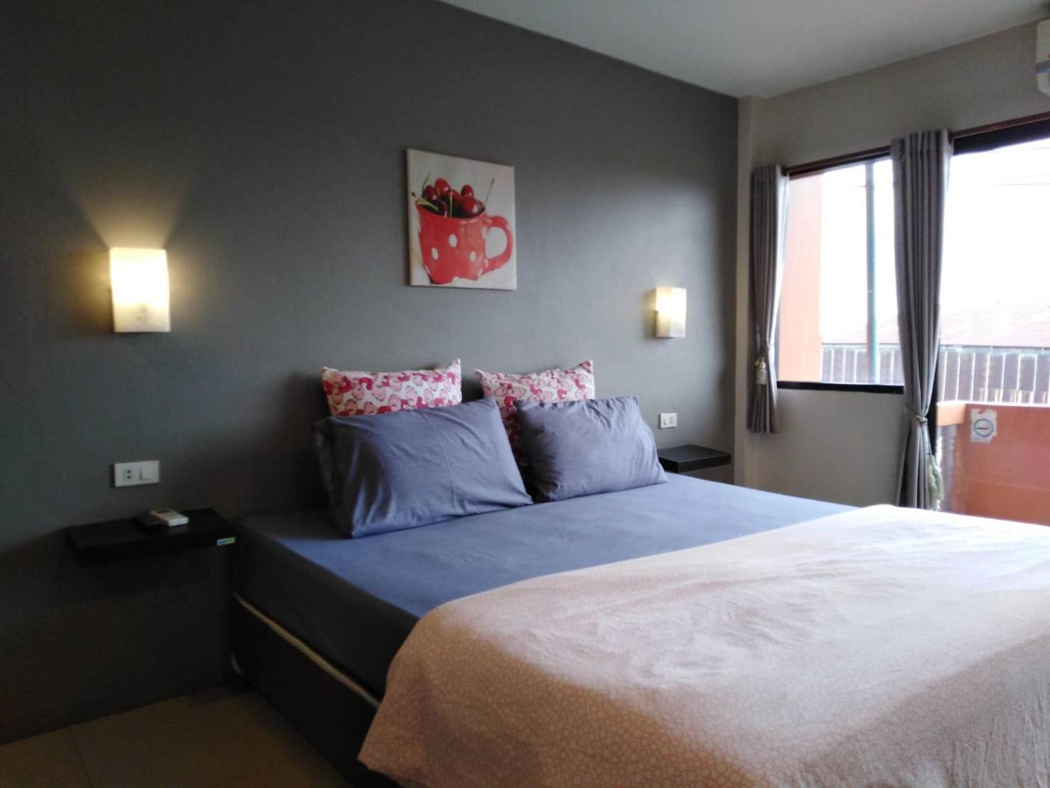 Deluxe Room (2 Adults + 1 Child) - Photo 4