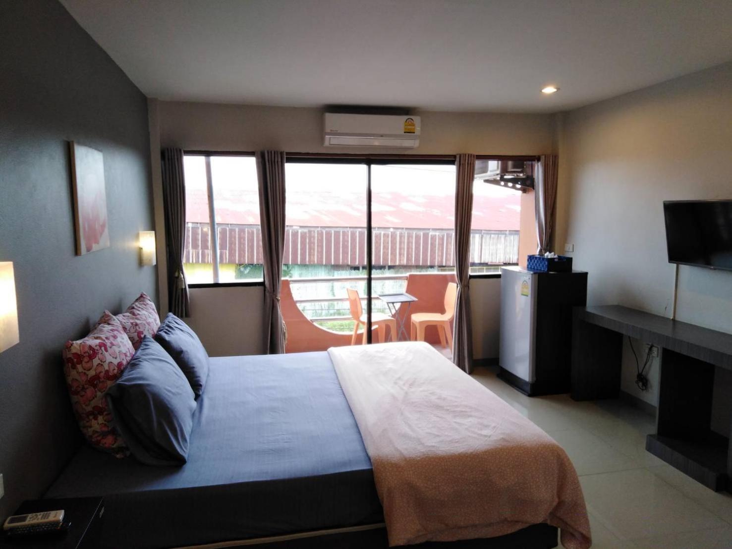 Deluxe Room (2 Adults + 1 Child) - Photo 3