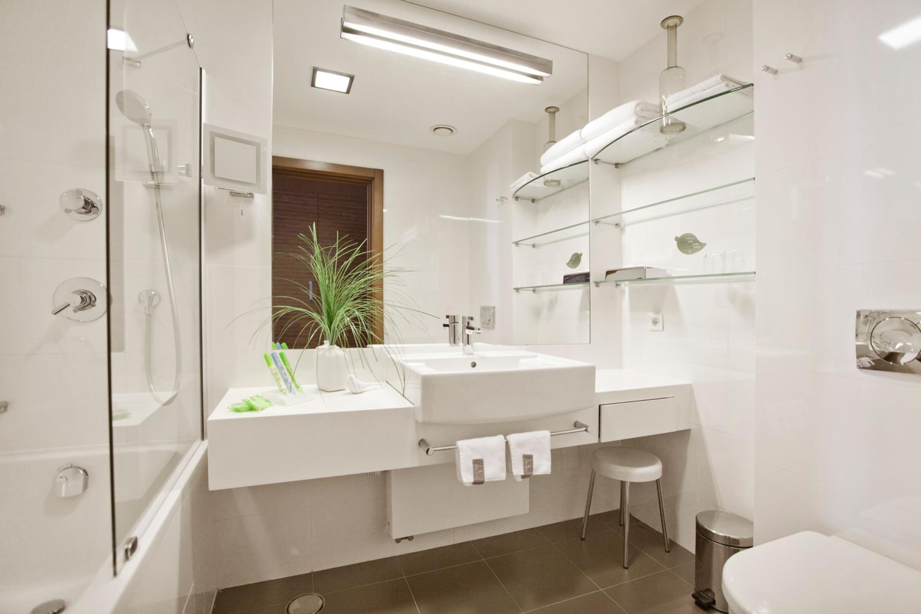 Executive Suite - Photo 2