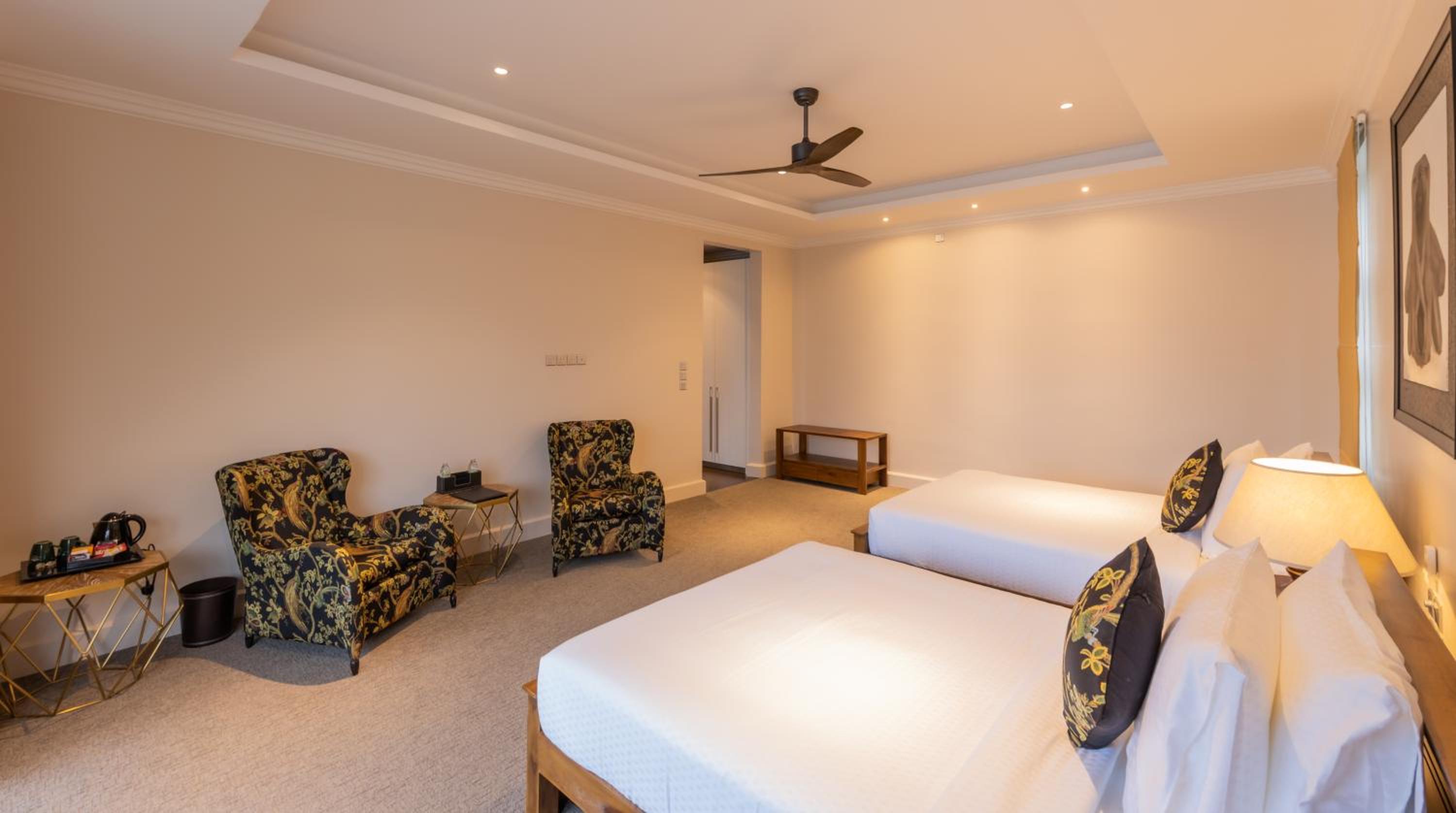 Deluxe Double or Twin Room with Lake View and balcony
