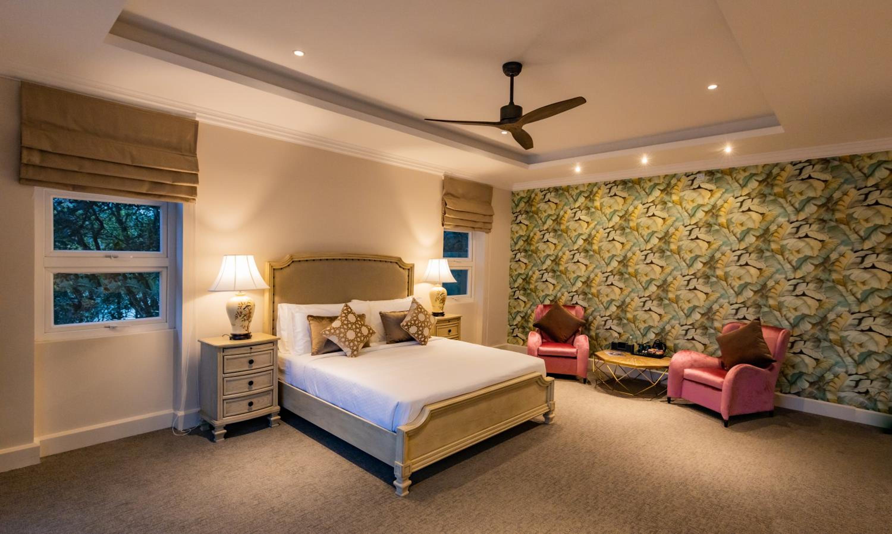 Deluxe suite with lake view and balcony
