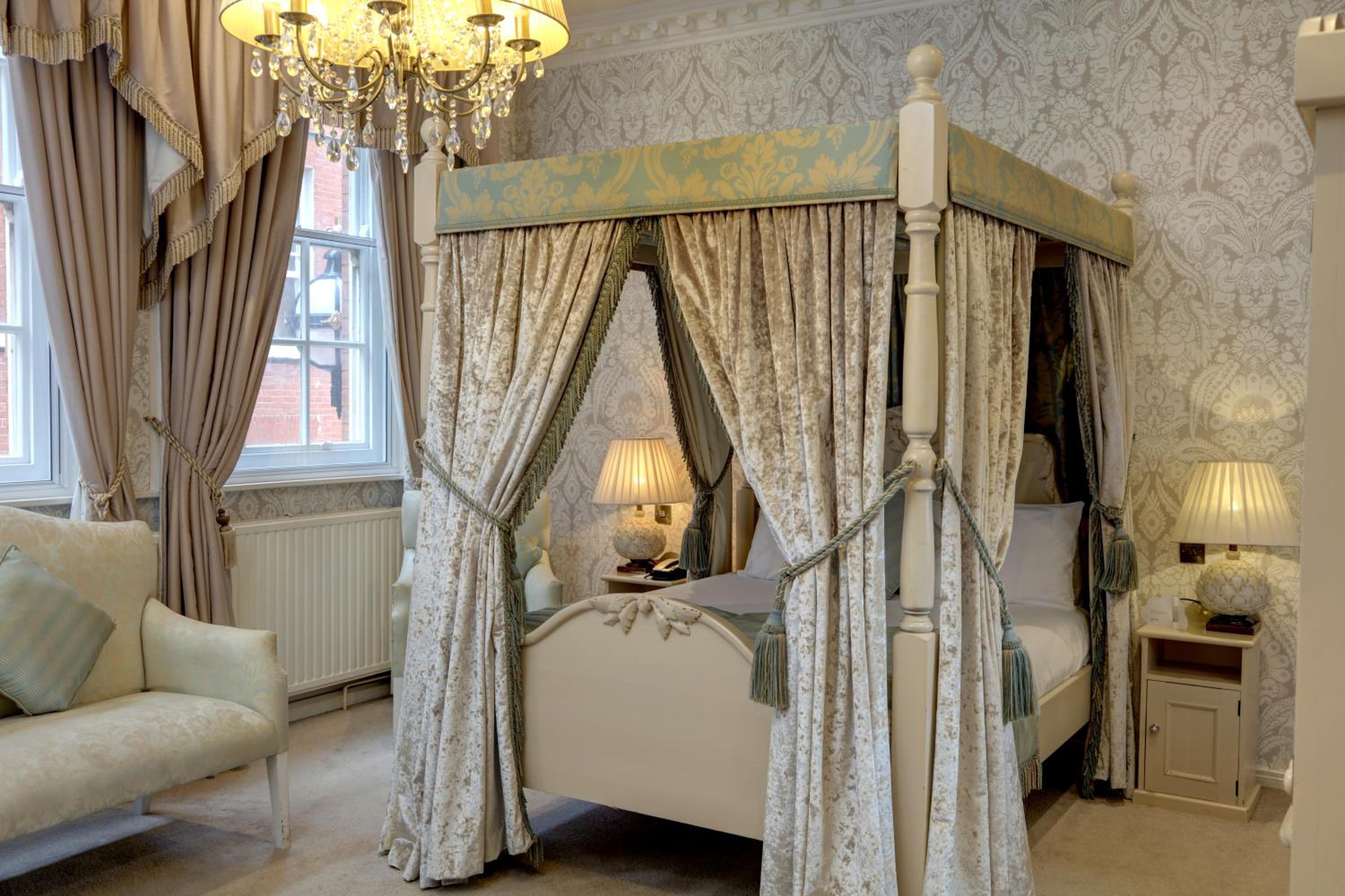 Suite with King Bed - Non-Smoking photo 3