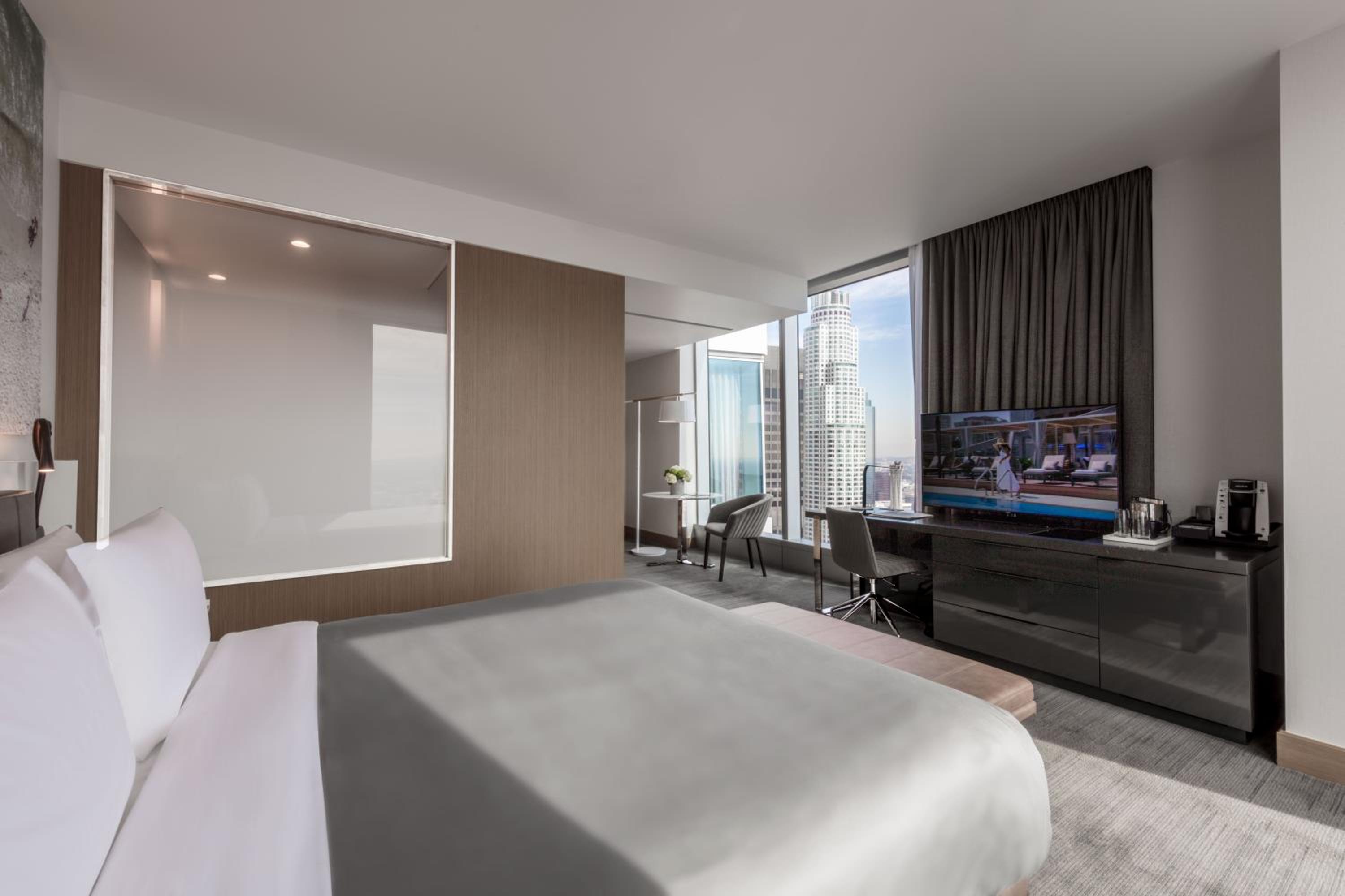 Junior King Suite with City View - Photo 4