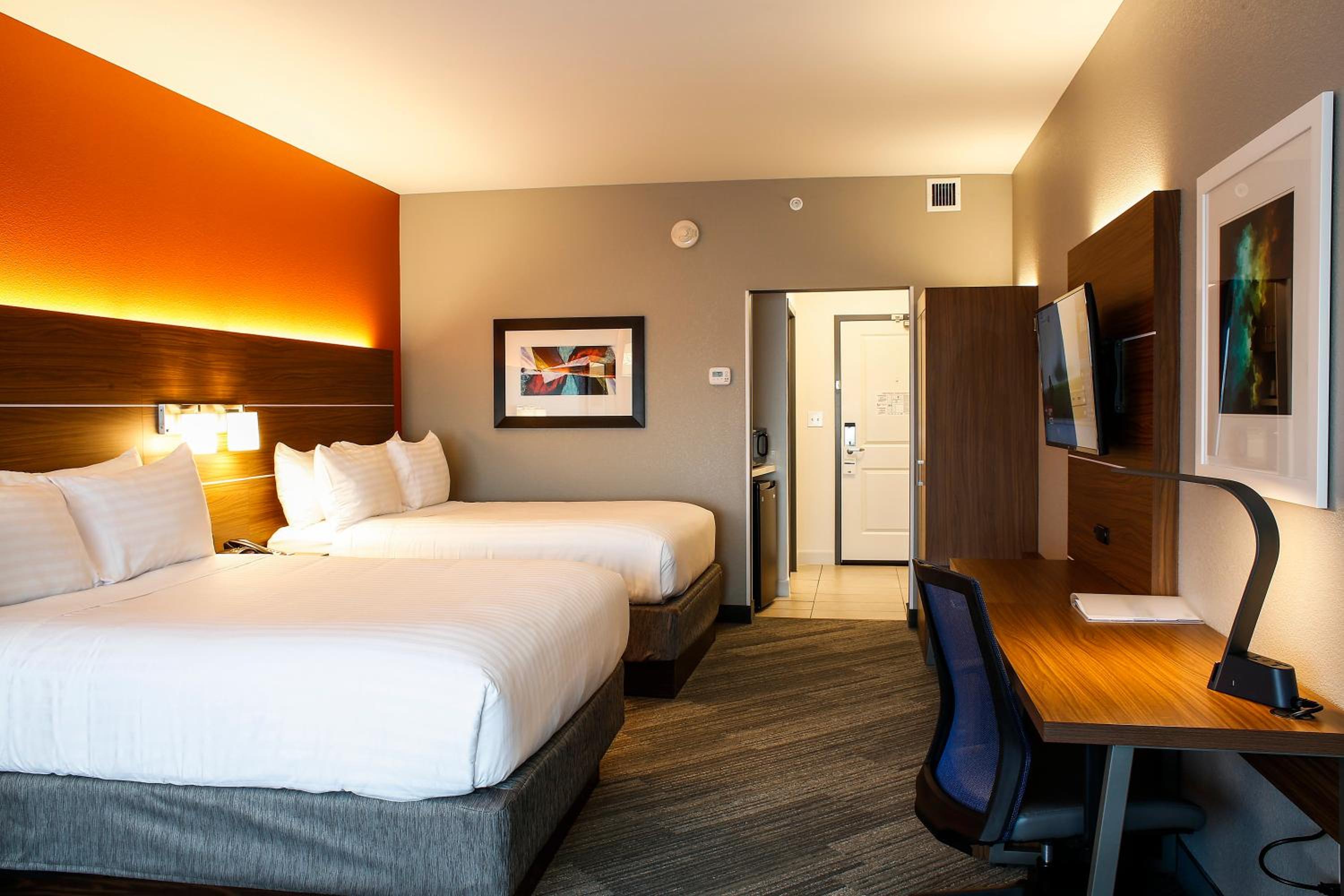 Standard Queen Room with Two Queen Beds and Tub - Mobility/Communications Accessible photo 1