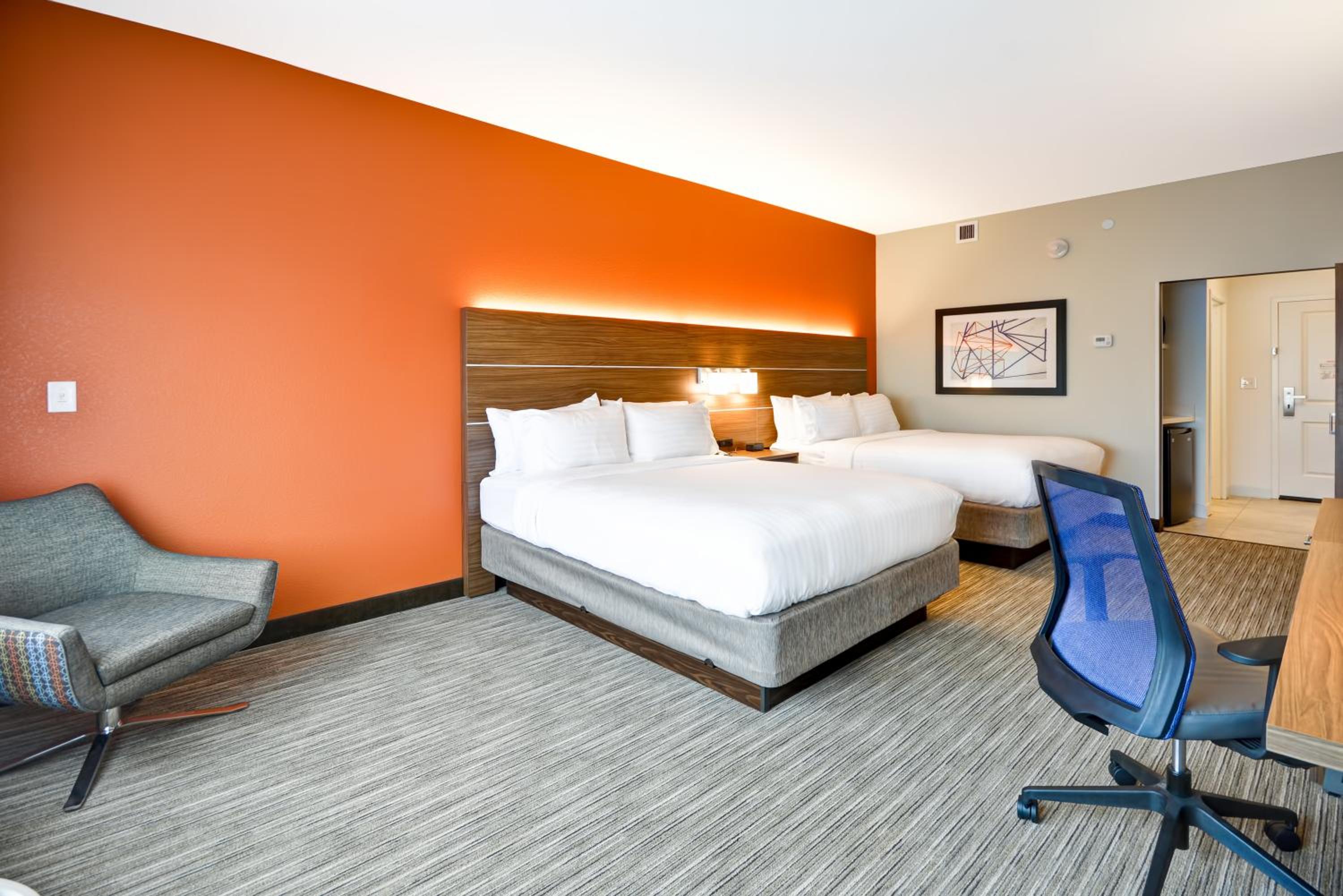 Standard Queen Room with Two Queen Beds and Tub - Mobility/Communications Accessible photo 3
