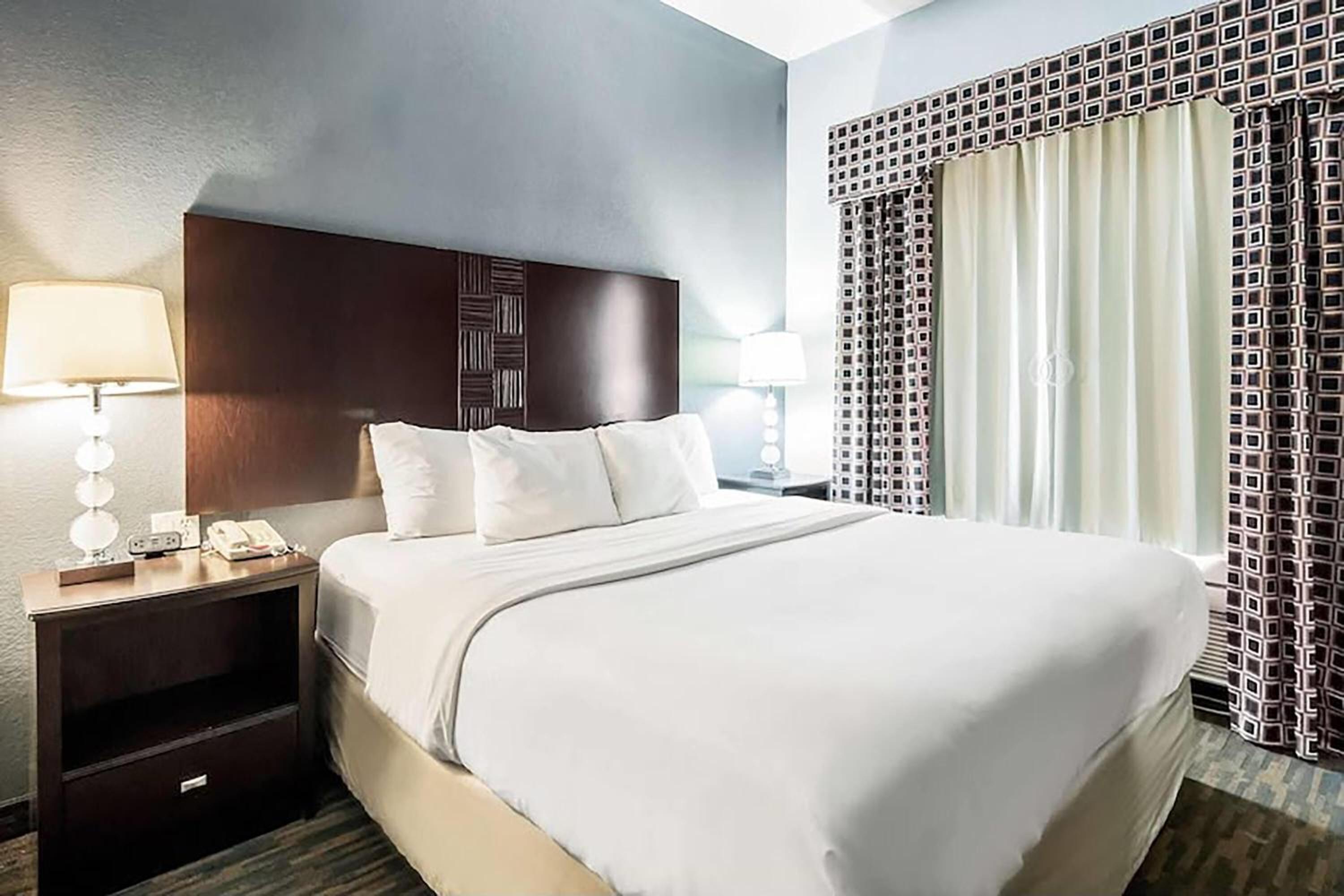 King Room with Roll-in Shower - Mobility Access/Non-Smoking