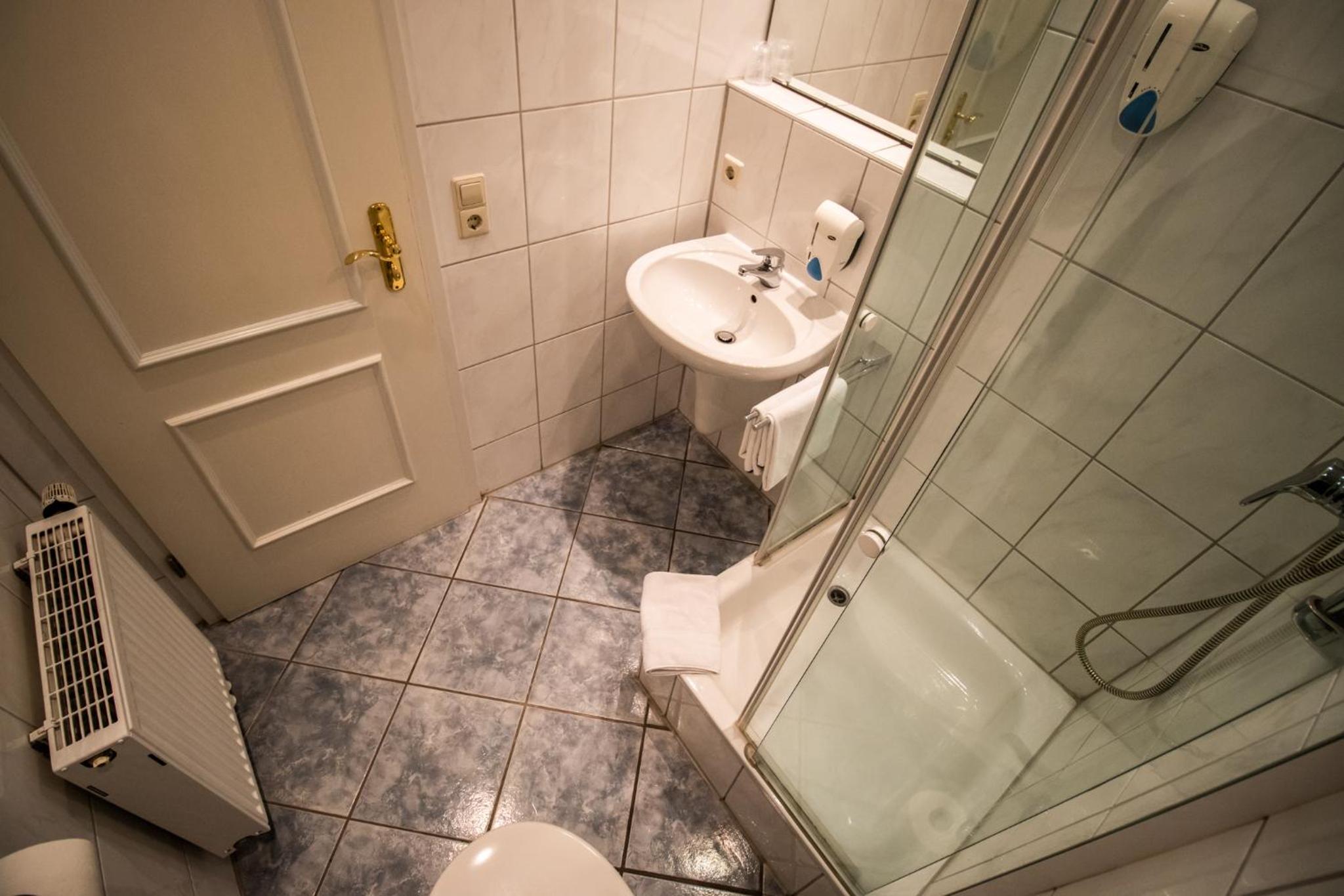 Twin Room with Bathroom photo 3