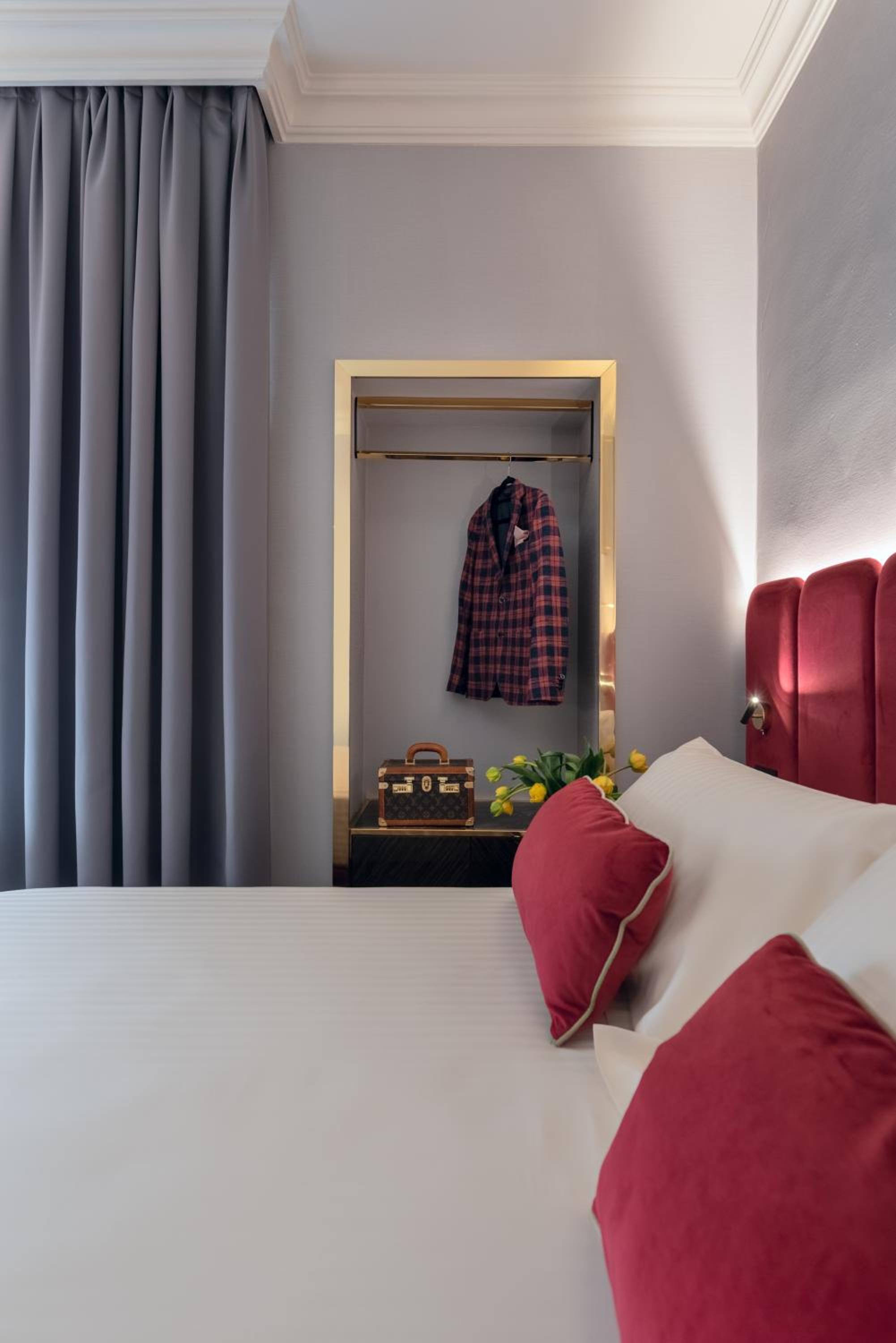Small Double Room with French Bed - Photo 2