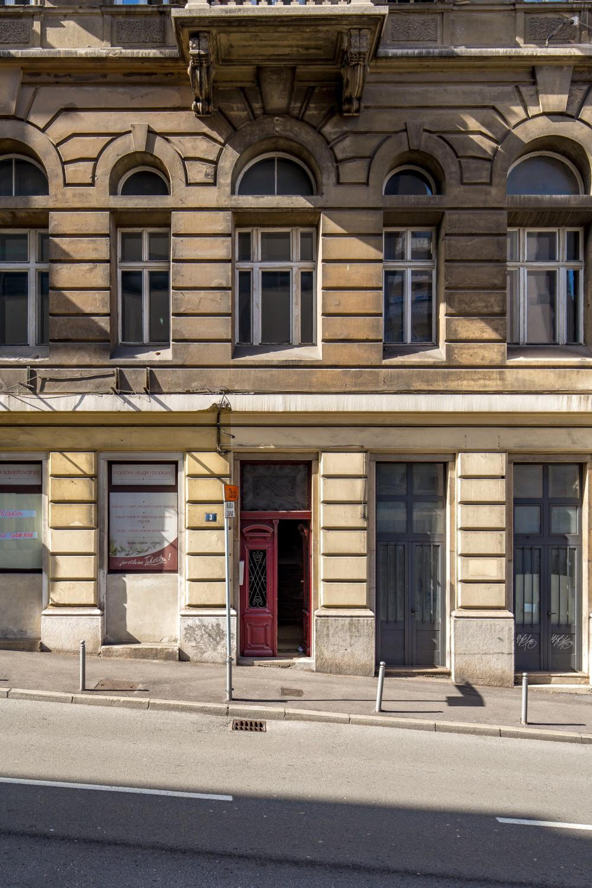 Apartment with Balcony - Photo 25