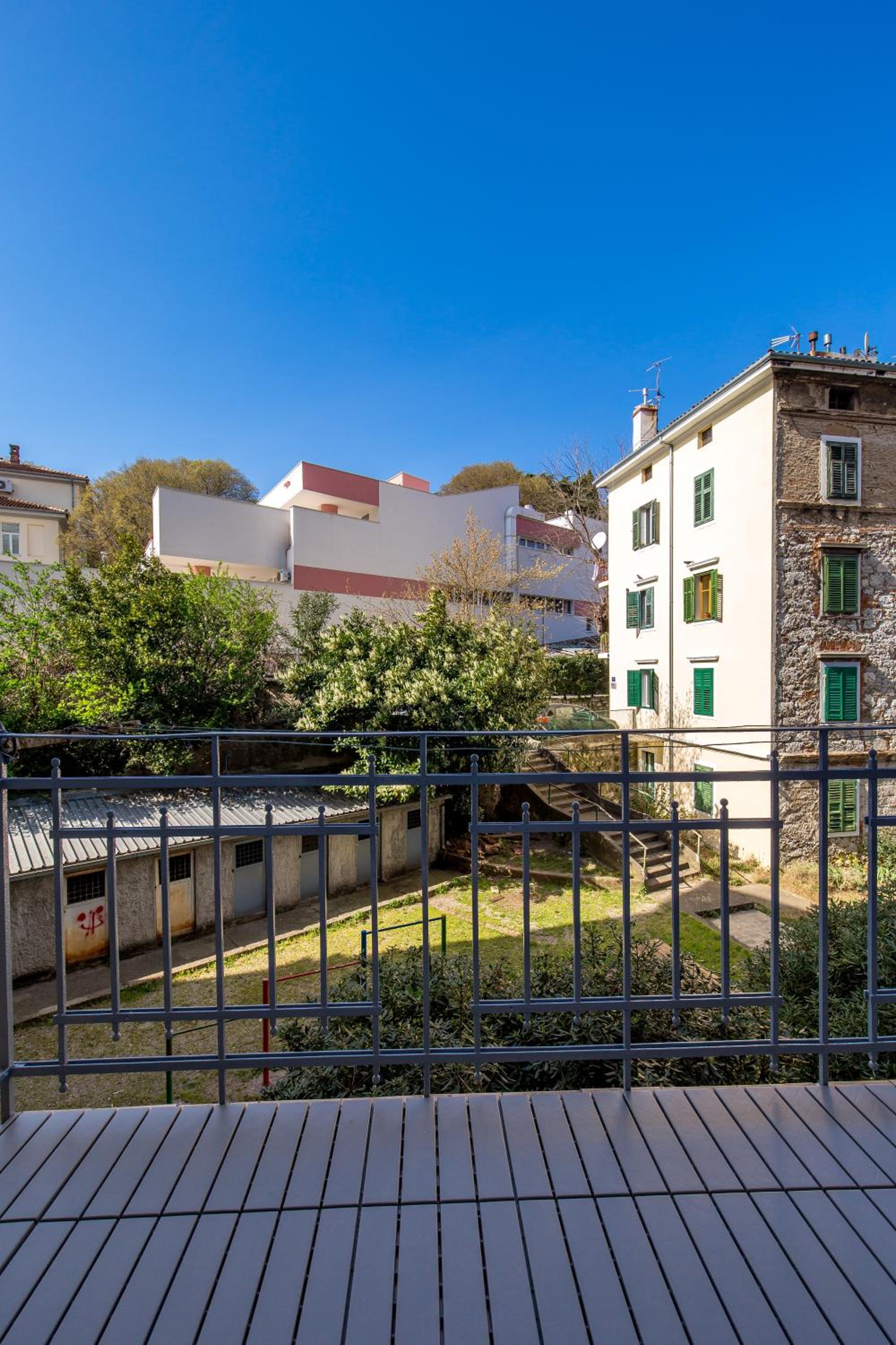 Apartment with Balcony - Photo 22