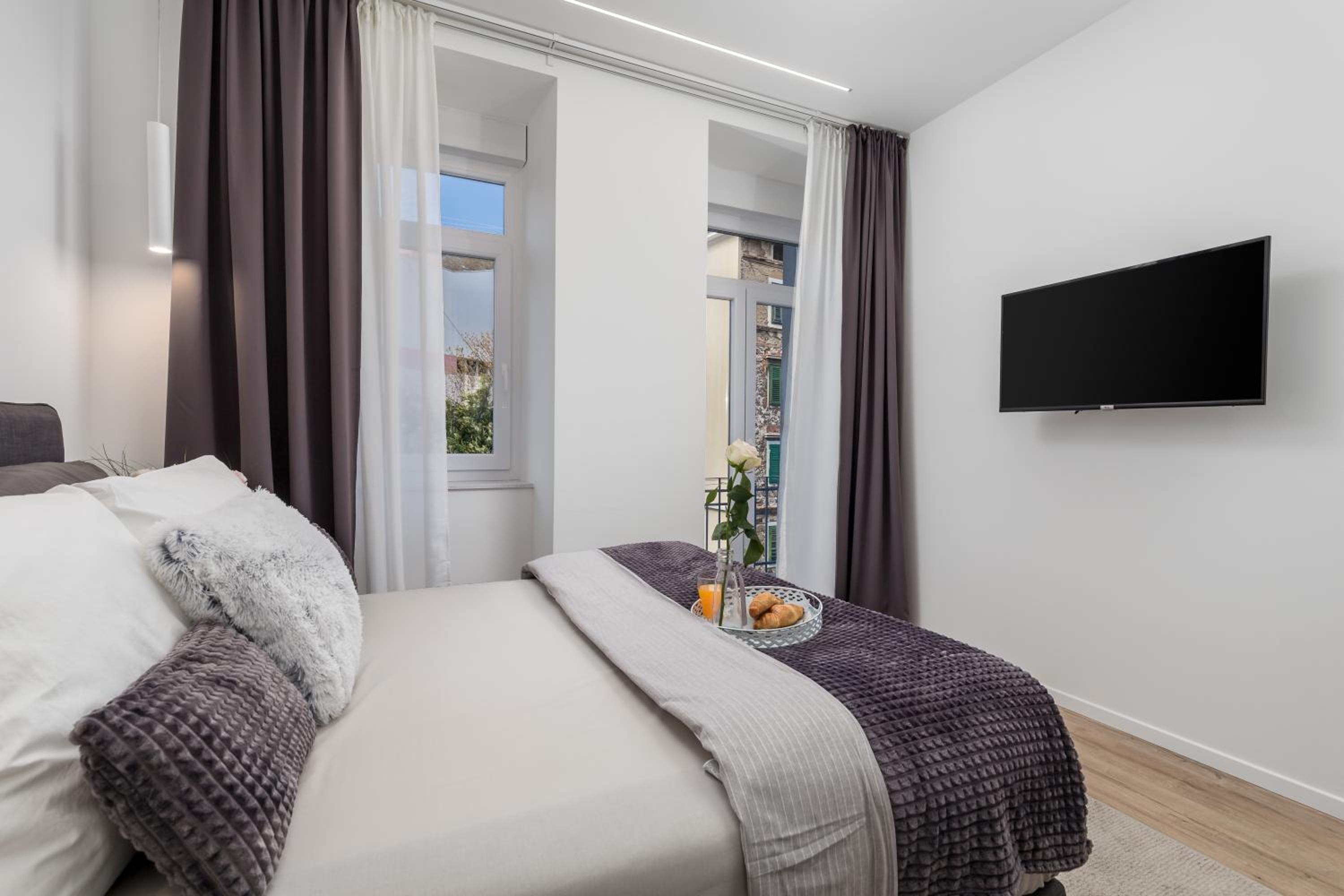 Apartment with Balcony - Photo 8