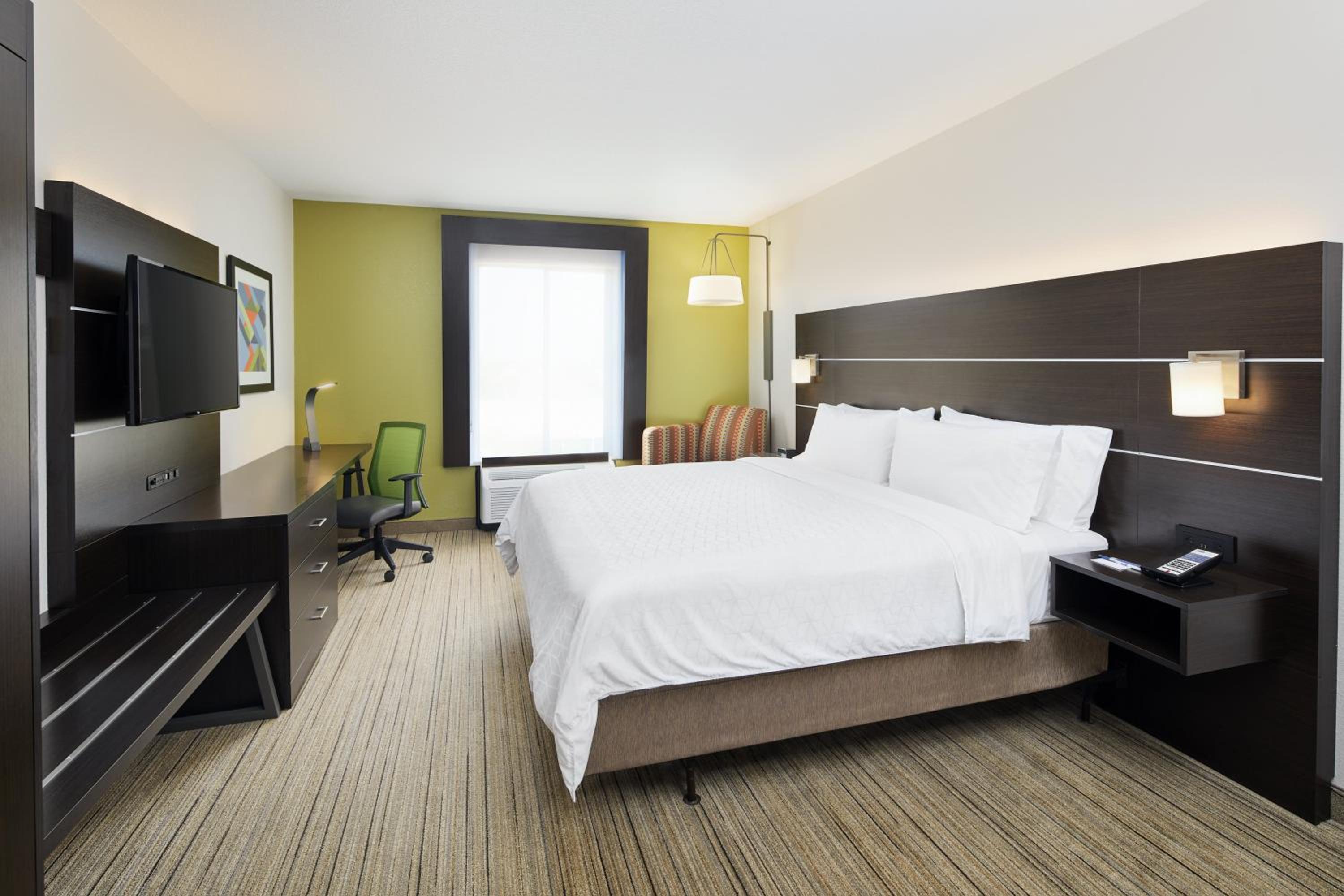 Standard King Room - Photo 4