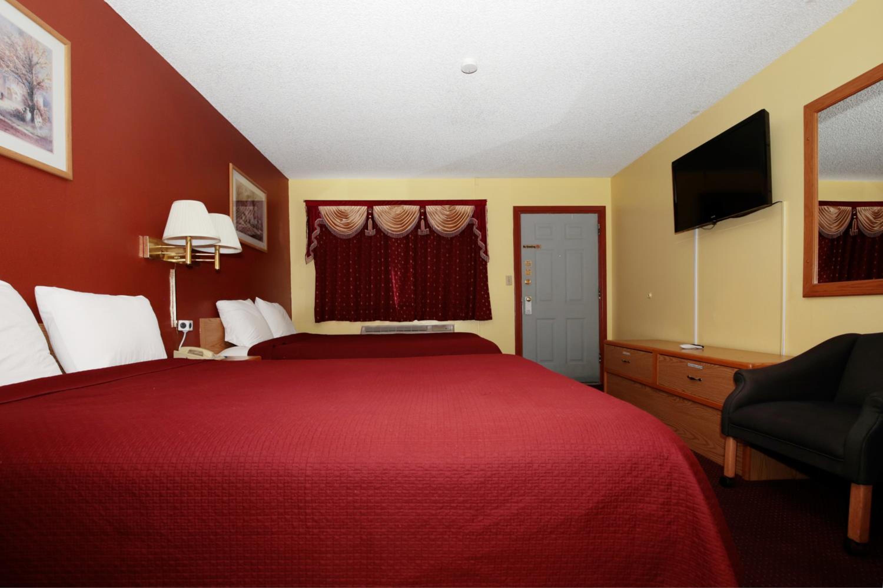 Queen Room with Two Queen Beds photo 2