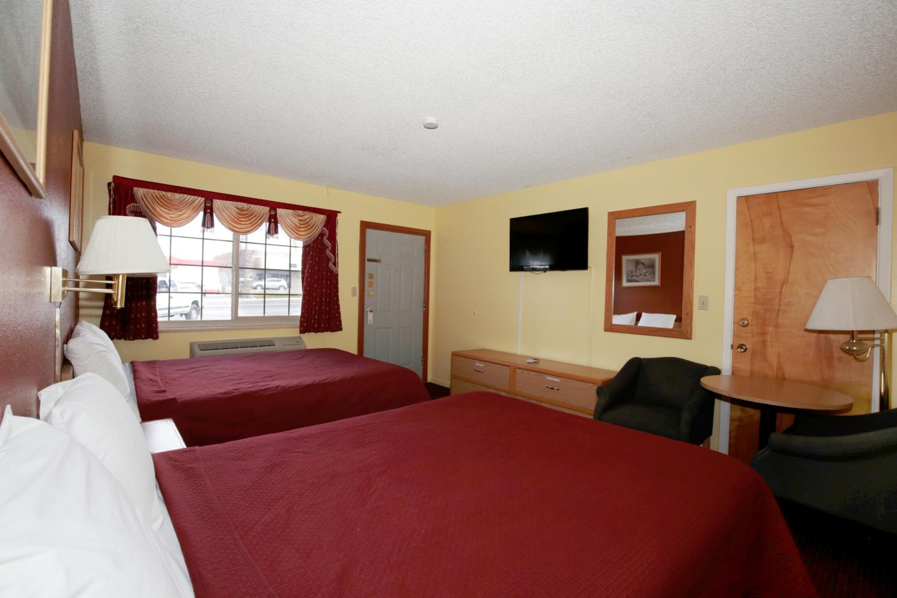 Queen Room with Two Queen Beds photo 3