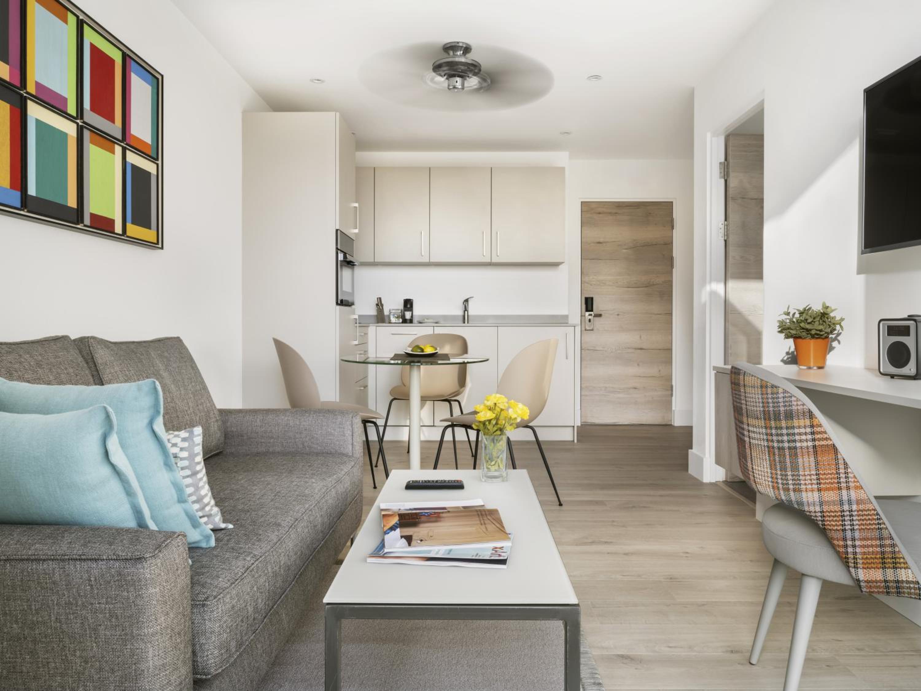 One Bedroom Suite with Sea View and Balcony - Photo 8
