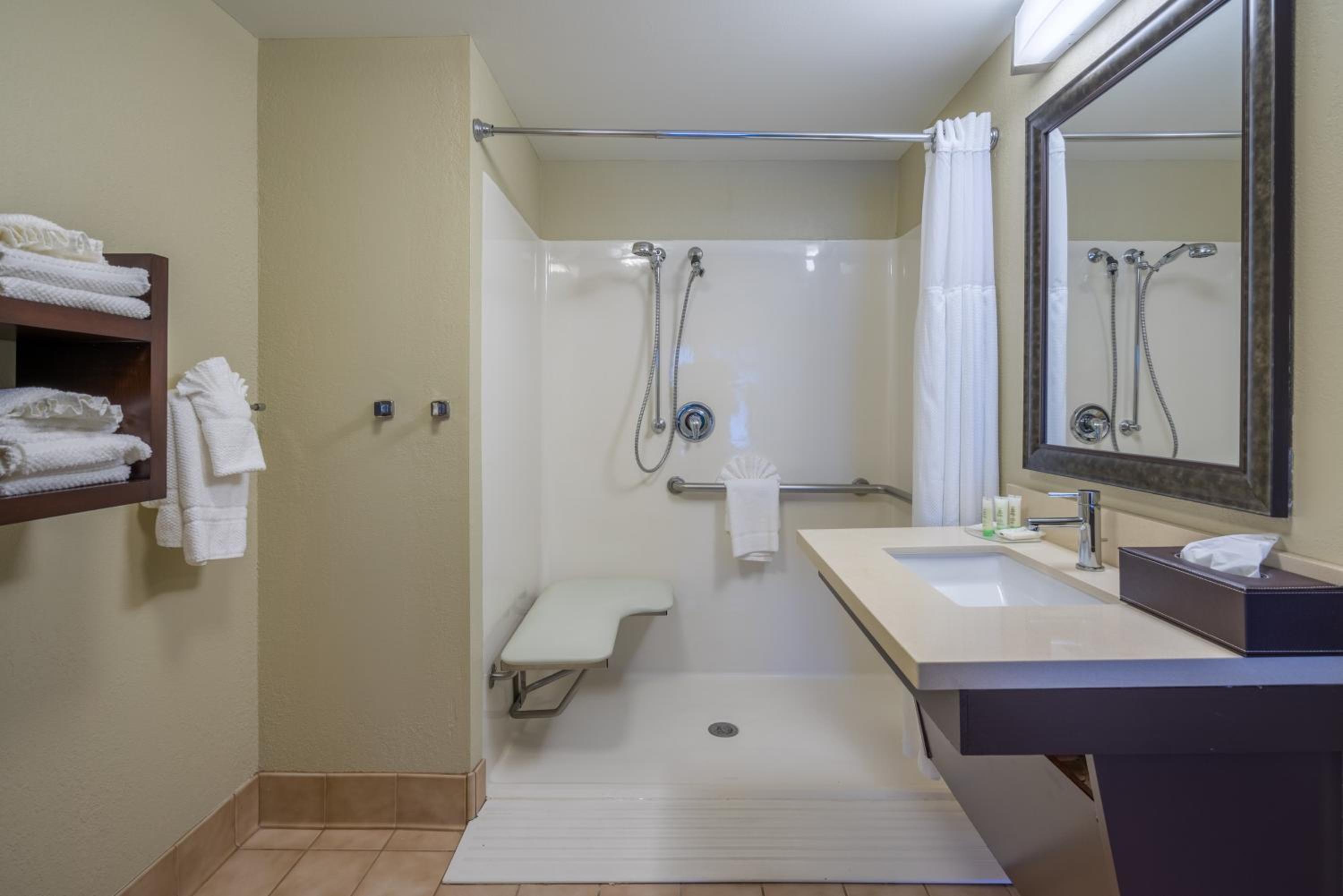 One-Bedroom Queen Suite - Photo 2