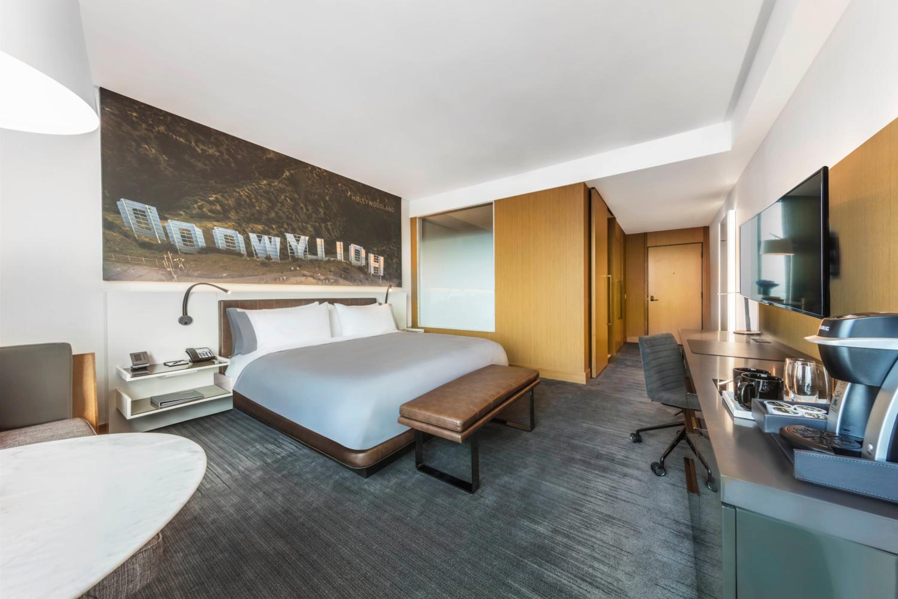 Classic King Room with City View - Photo 5