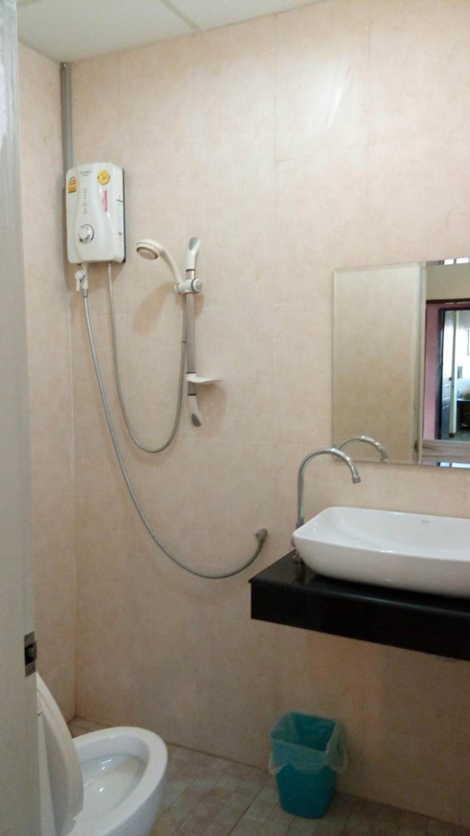Deluxe Room (2 Adults + 1 Child) - Photo 19