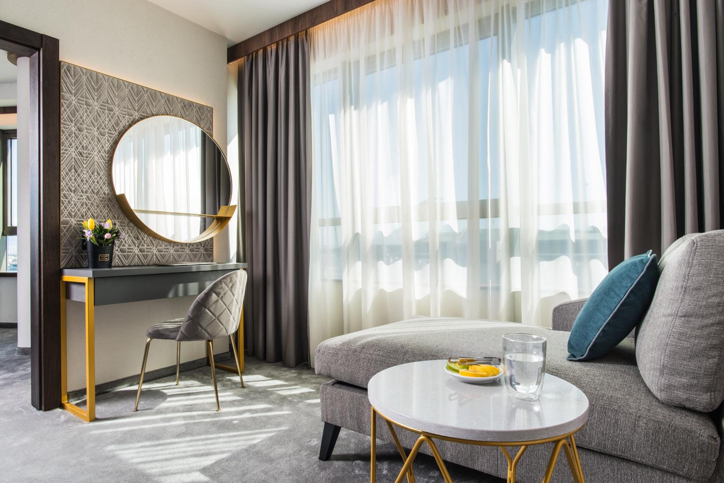 Panoramic One-bedroom Suite - High Floor - Photo 1