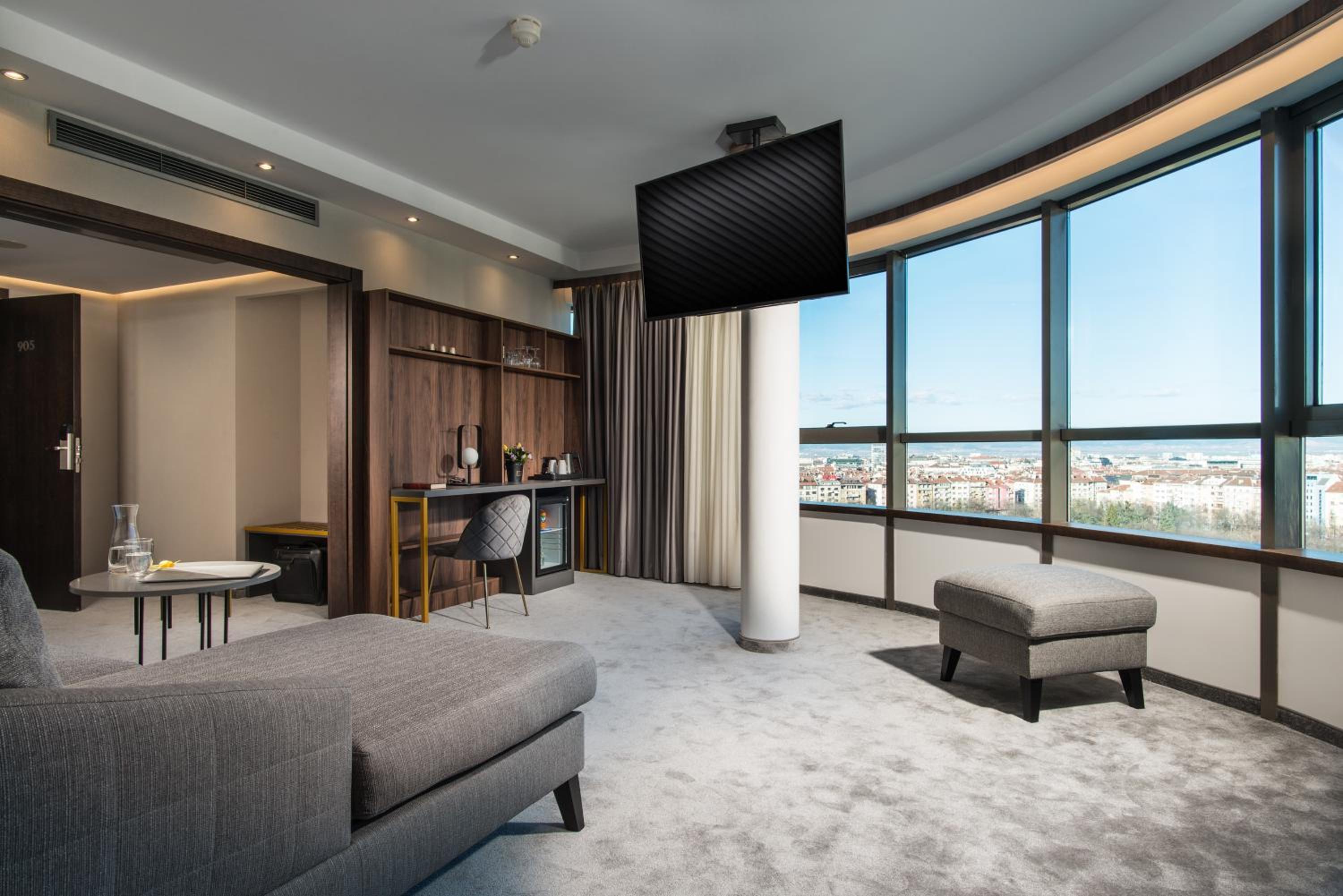 Panoramic One-bedroom Suite - High Floor - Photo 10