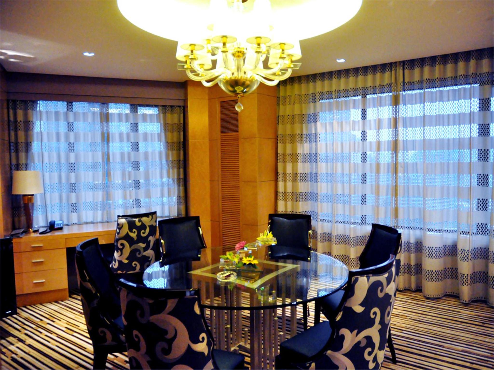 Premium Suite - Photo 7