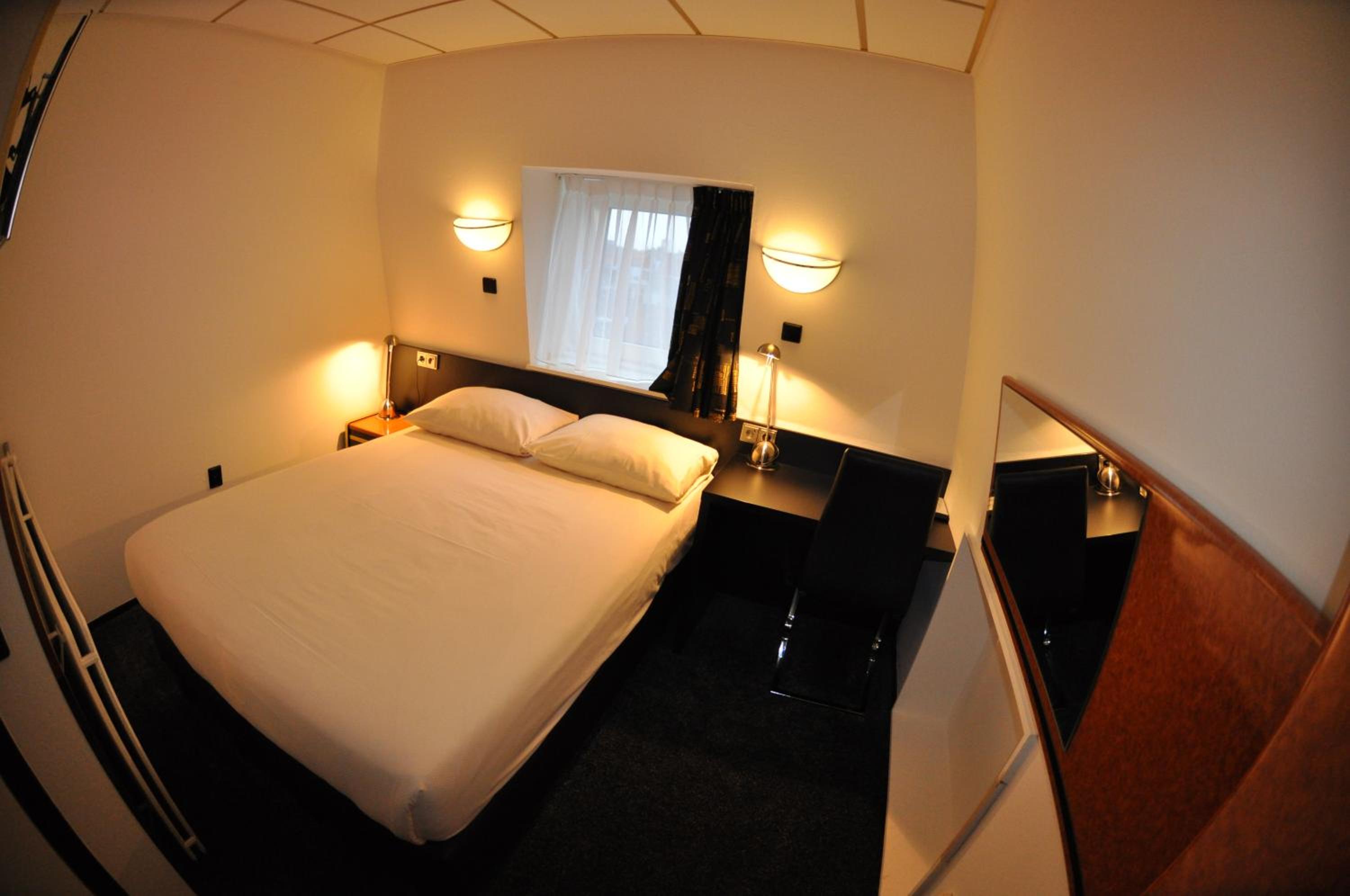 Small Double Room with Bath photo 3