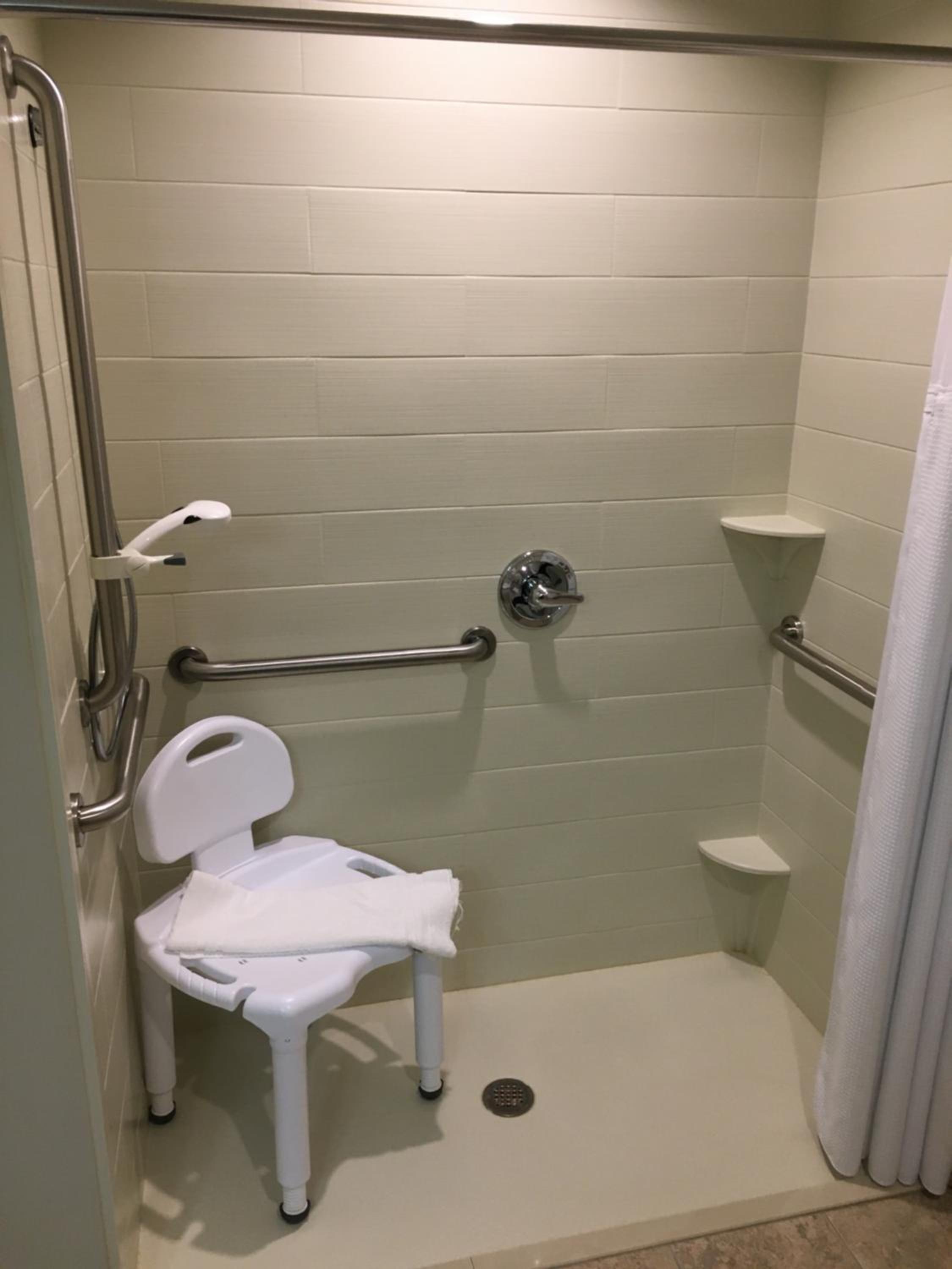 Deluxe Queen Room - Mobility Access/Non-Smoking - Photo 4