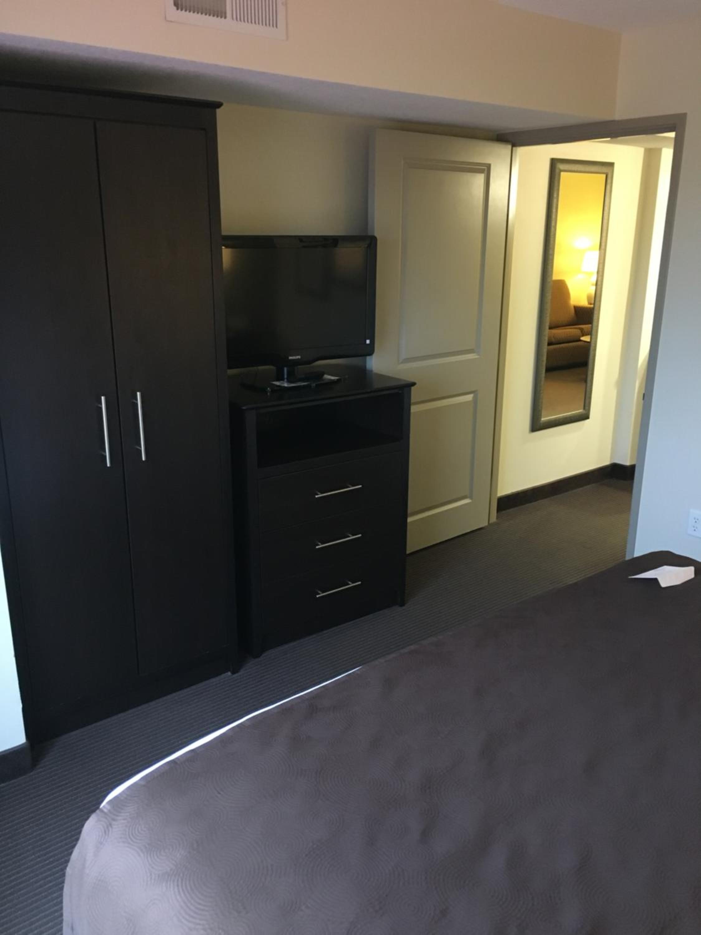 One Bedroom King Suite - Non Smoking  - Photo 3