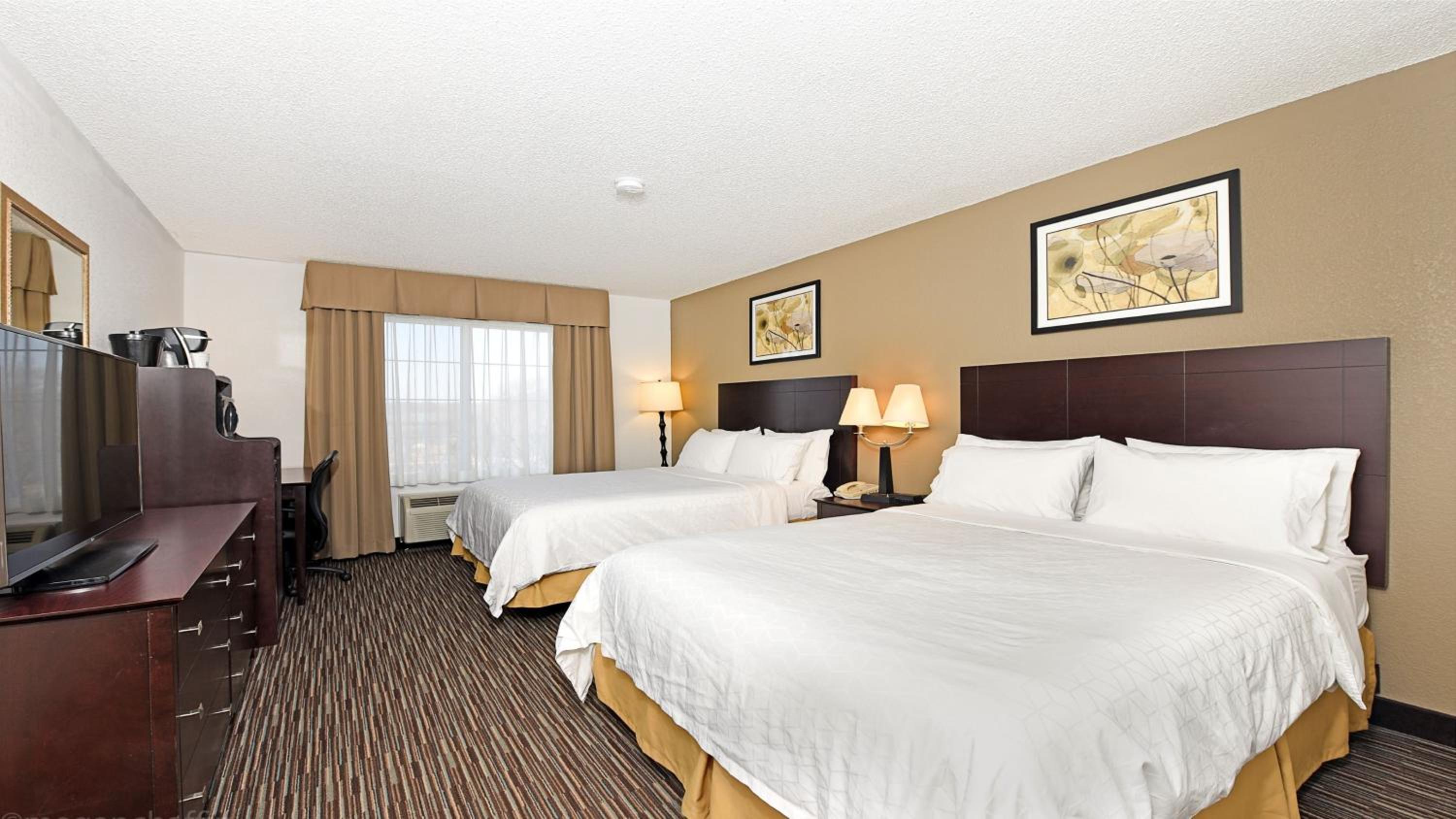 Standard Room with Two Queen Beds - Photo 1