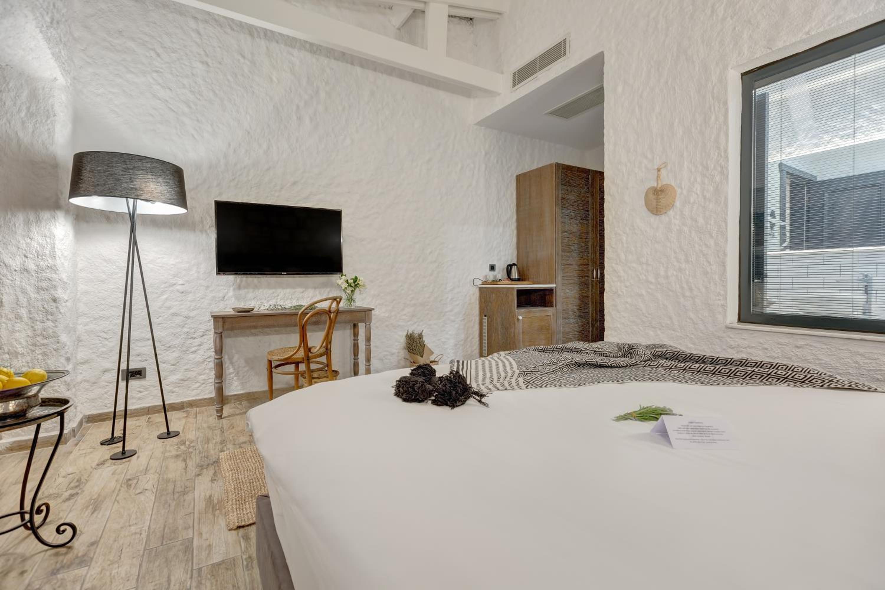 Double Room with Bay Window photo 2