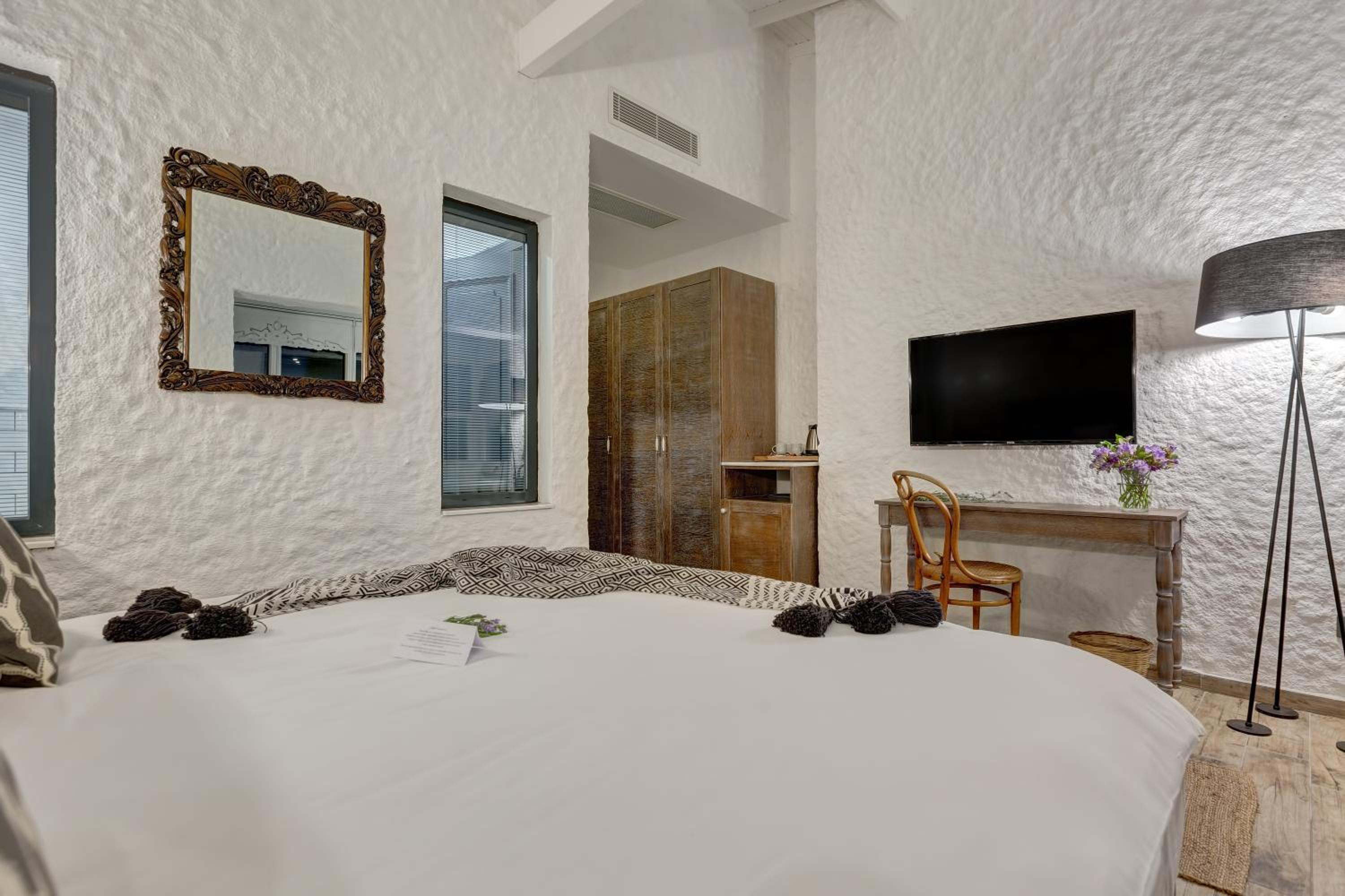Double Room with Bay Window photo 3