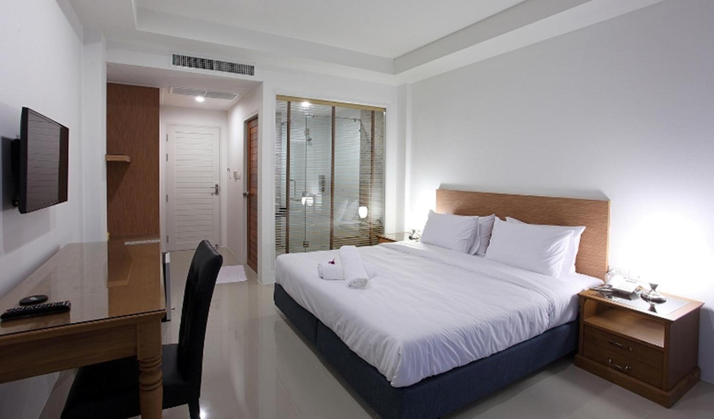 Deluxe Double Room - Photo 13