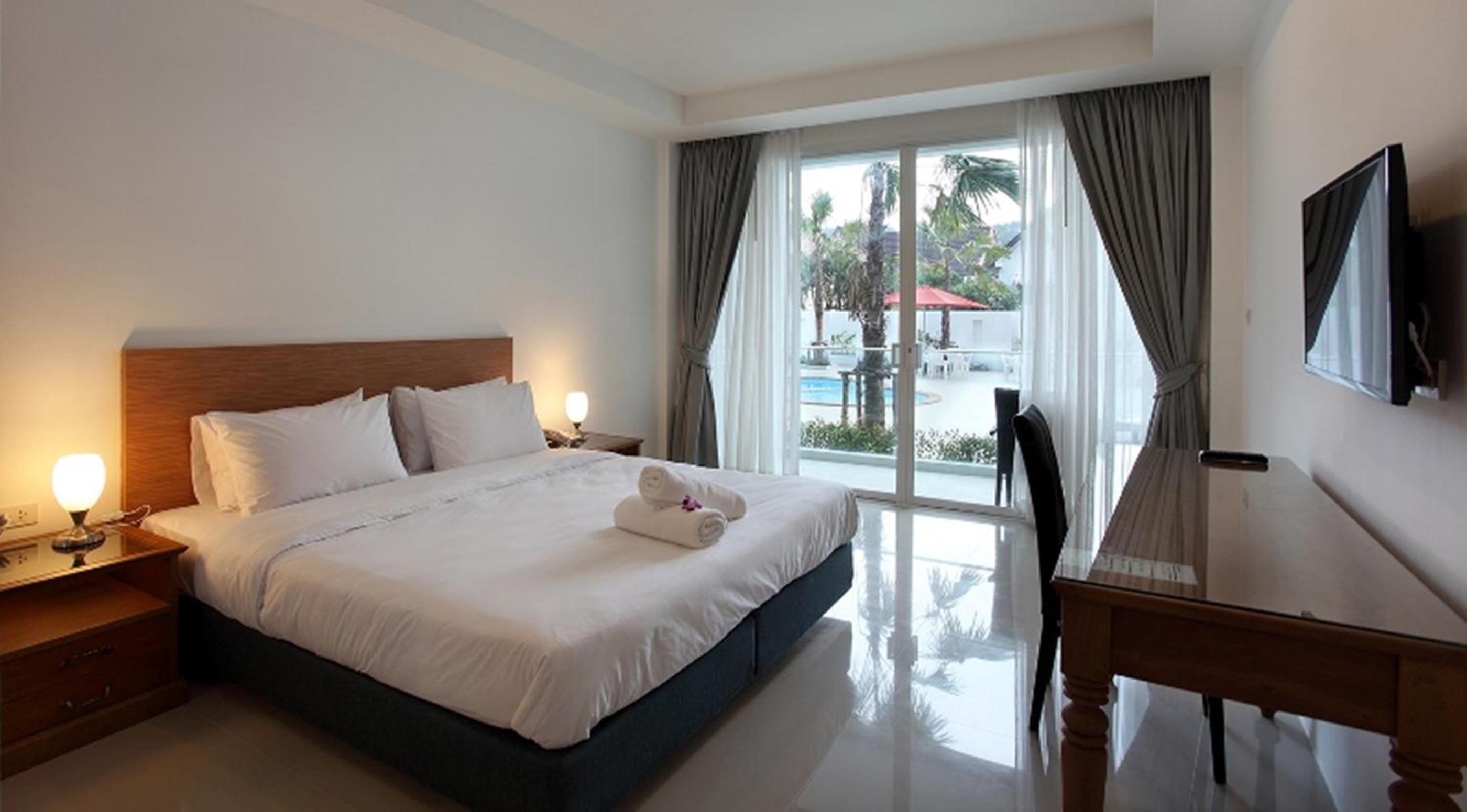 Double Room with Pool View - Photo 1