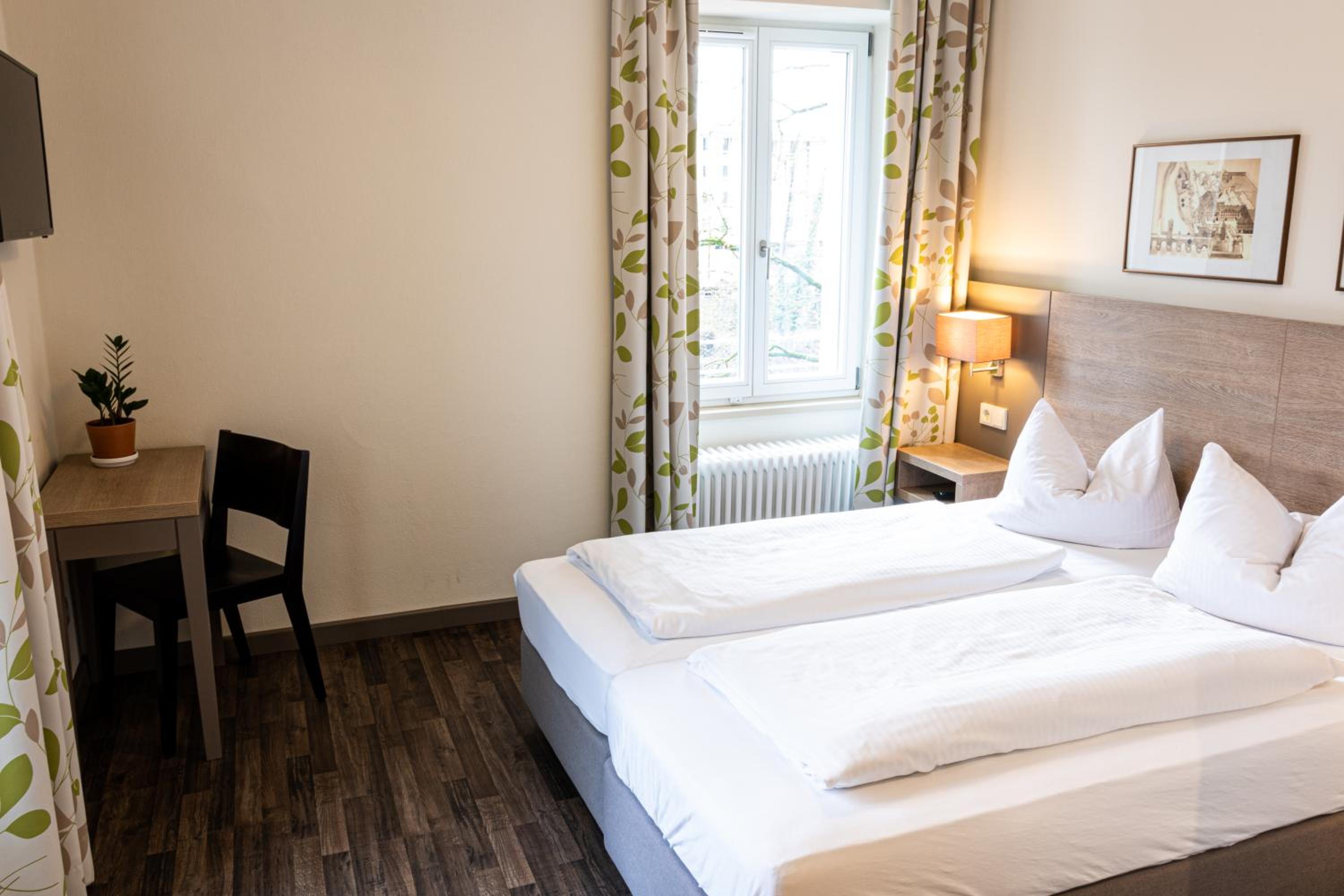 Budget Double Room - Photo 4