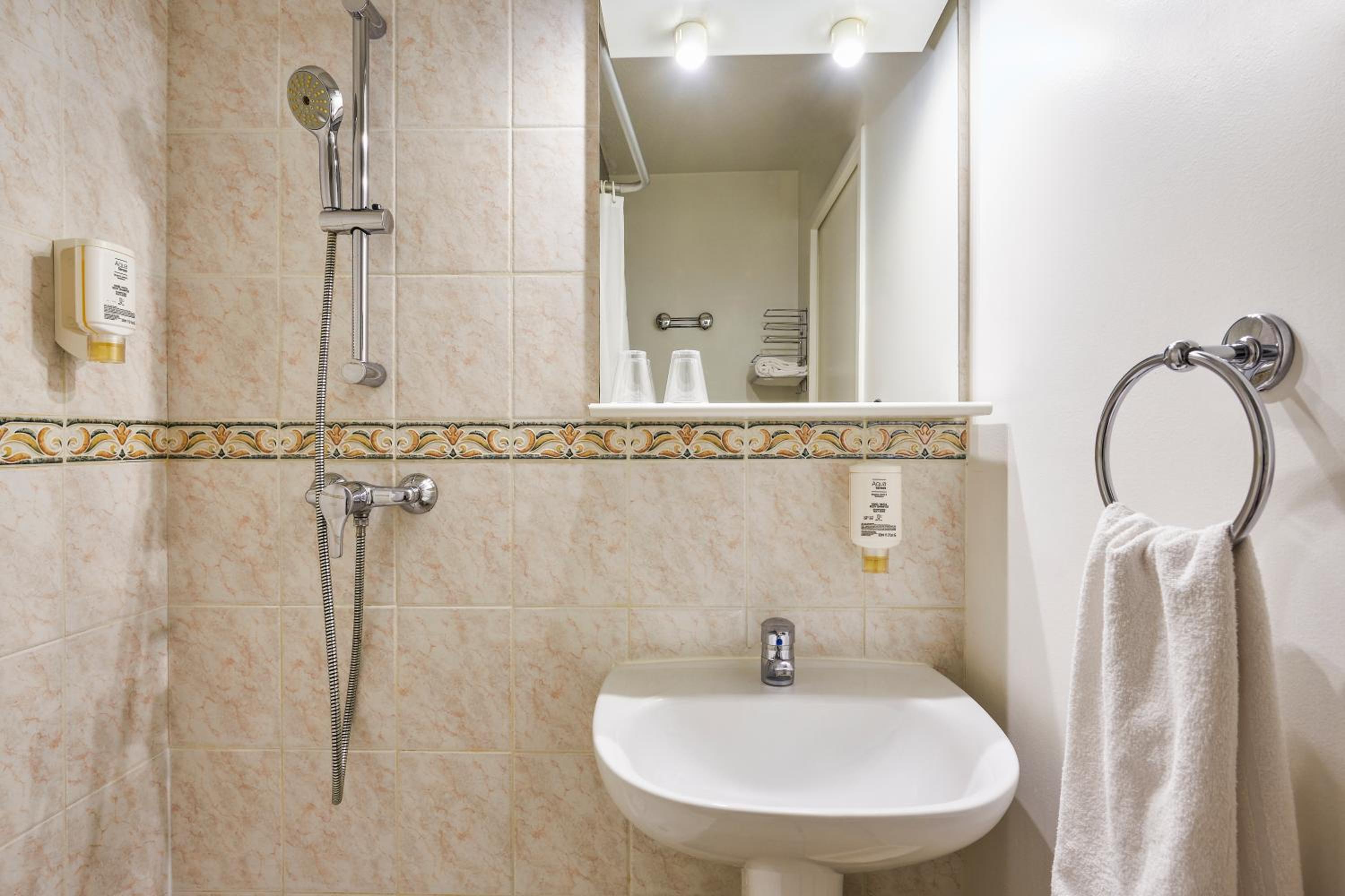 Standard Studio with Shower (2 Adults)  - Photo 2