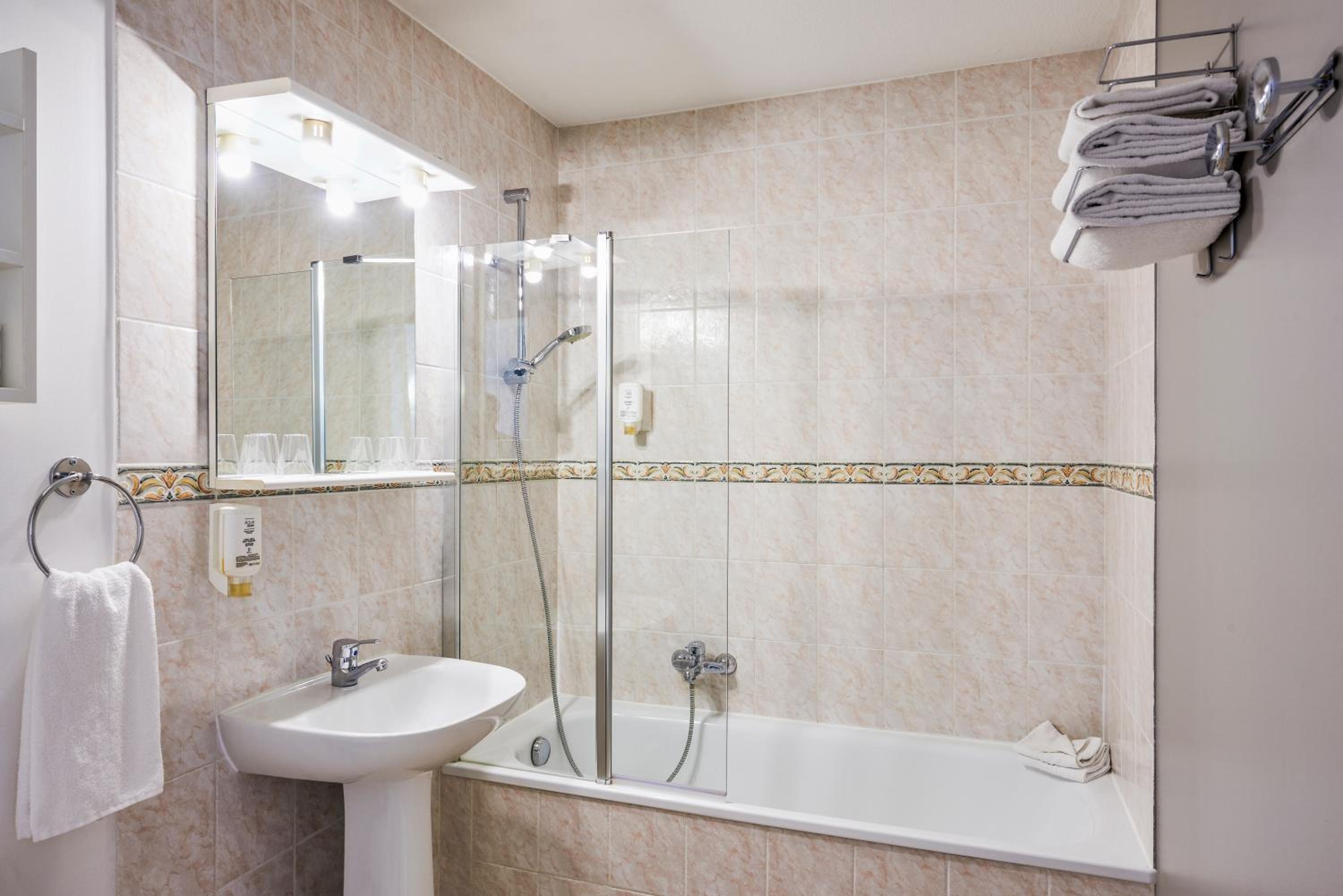 One-Bedroom Apartment with Balcony (4 Adults) - Photo 5