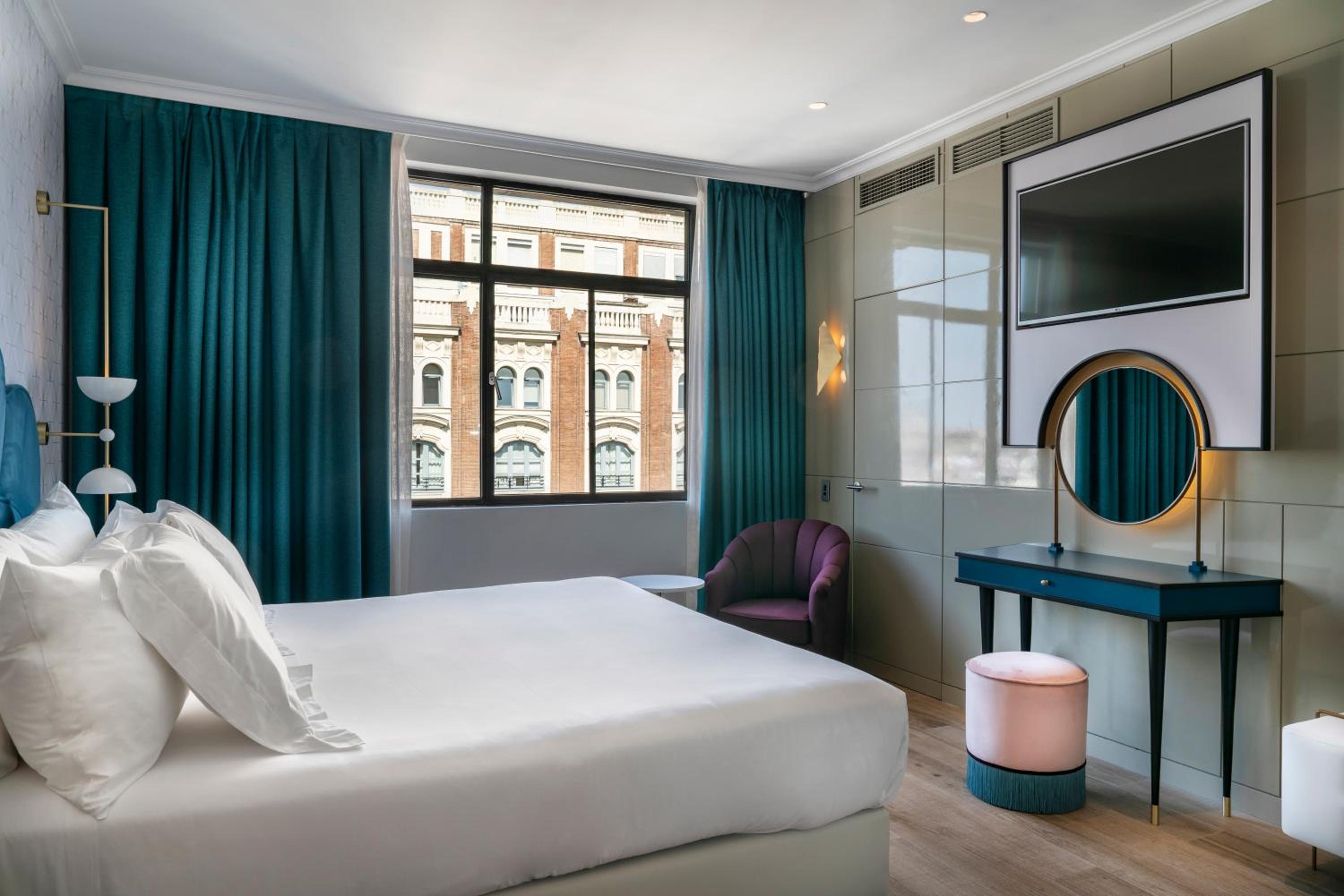 Vincci Room with Gran Via Views thumbnail 5