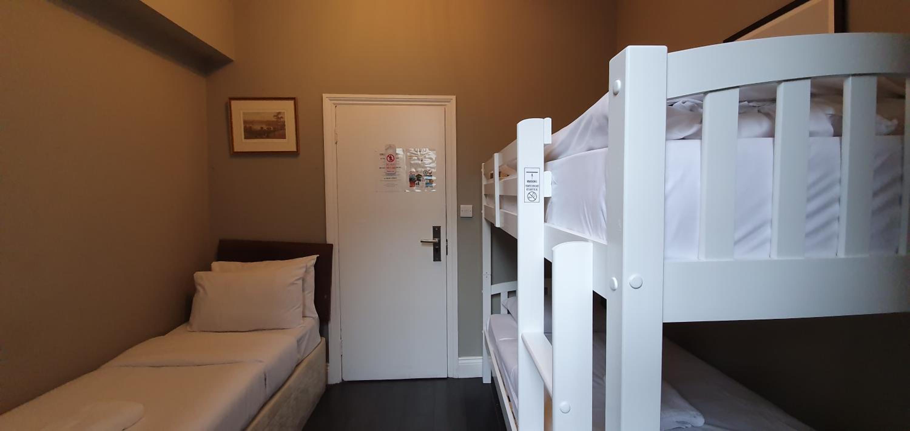 Basic Triple Room With Shared Bathroom photo 1