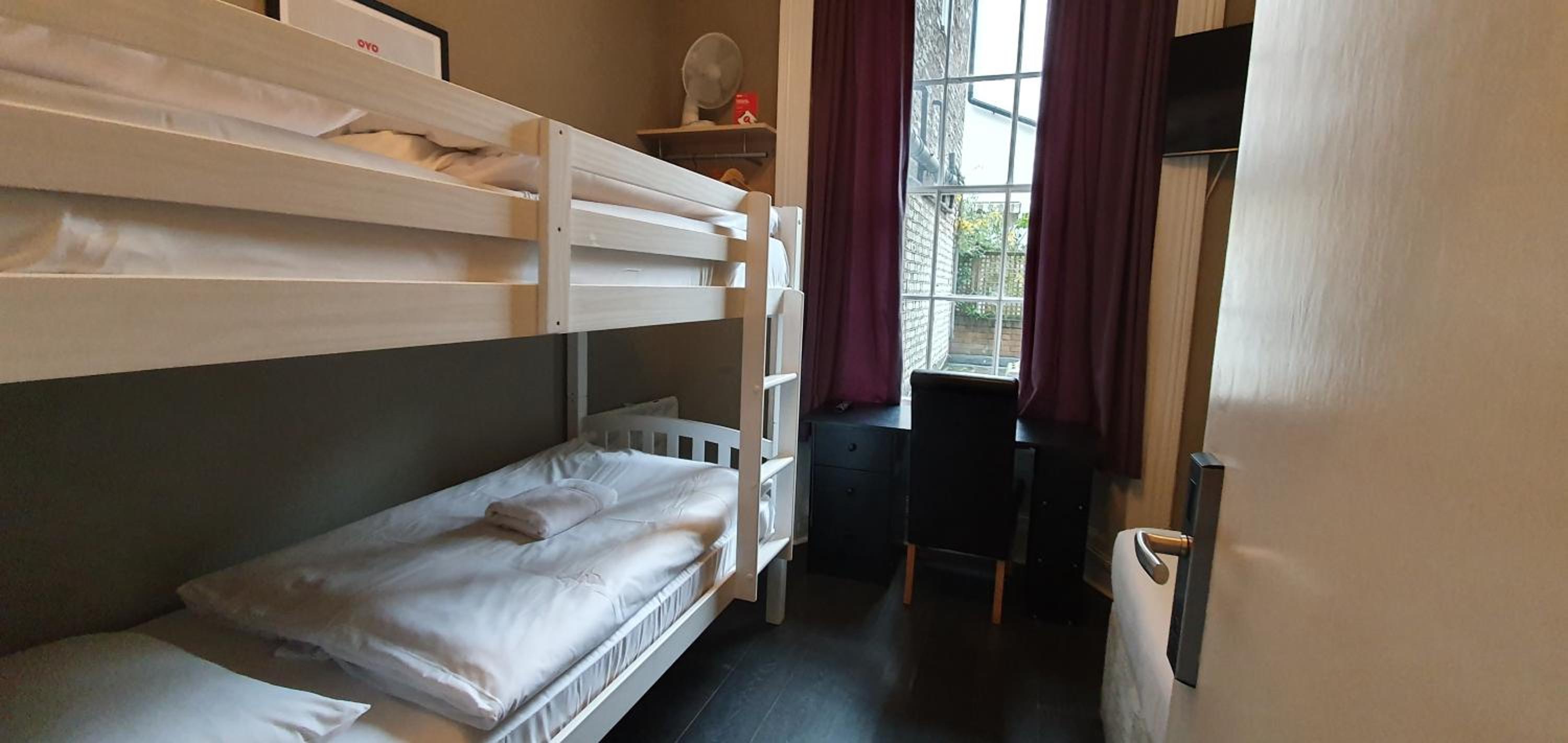 Basic Triple Room With Shared Bathroom photo 2