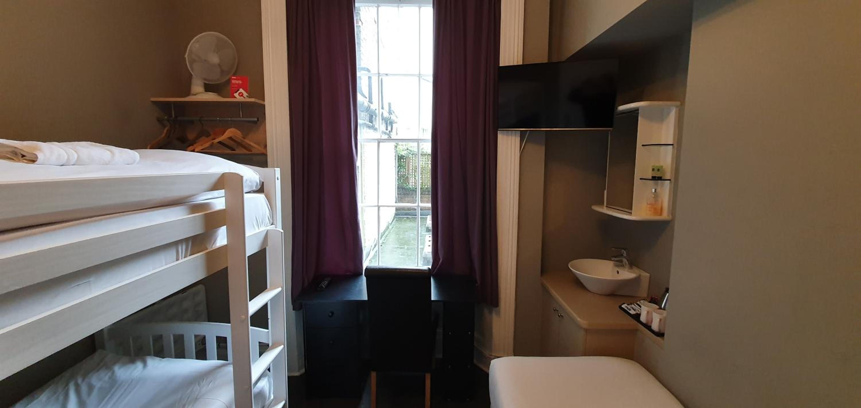 Basic Triple Room With Shared Bathroom photo 3