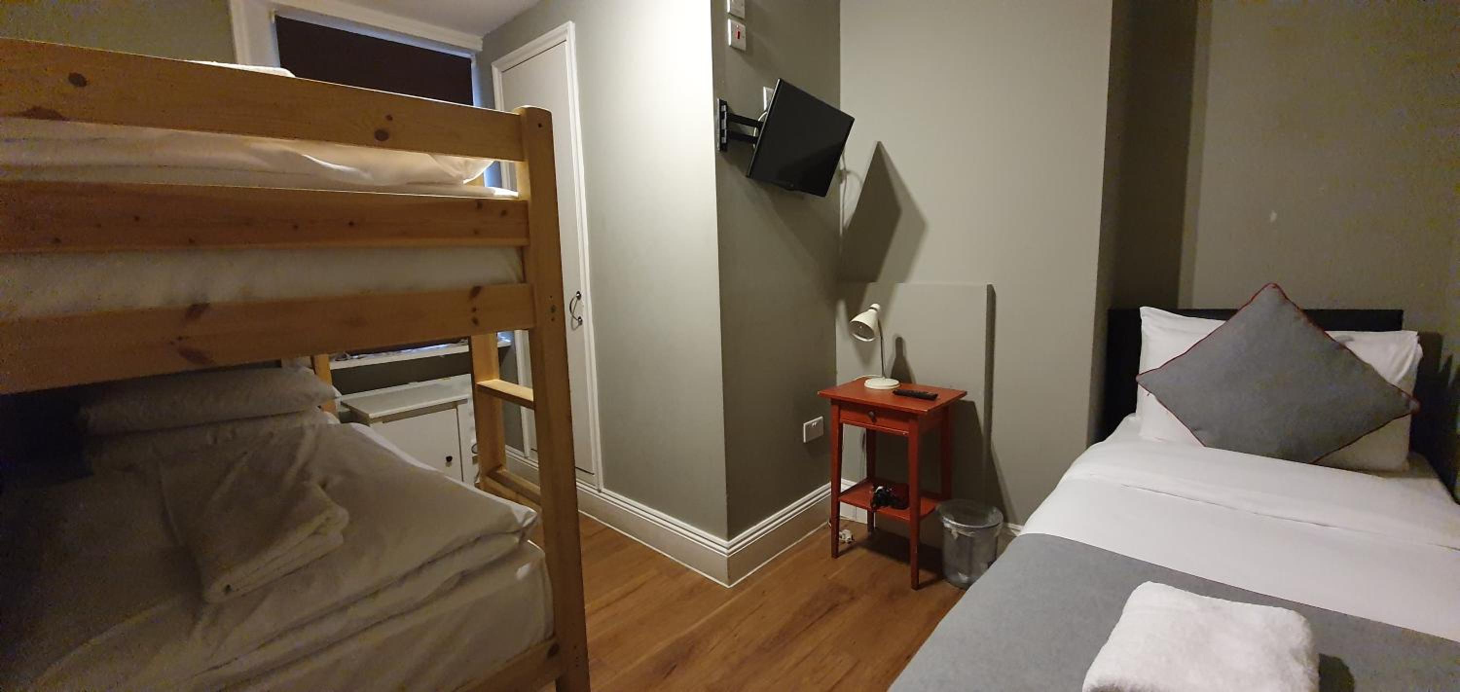 Economy Triple Room photo 2