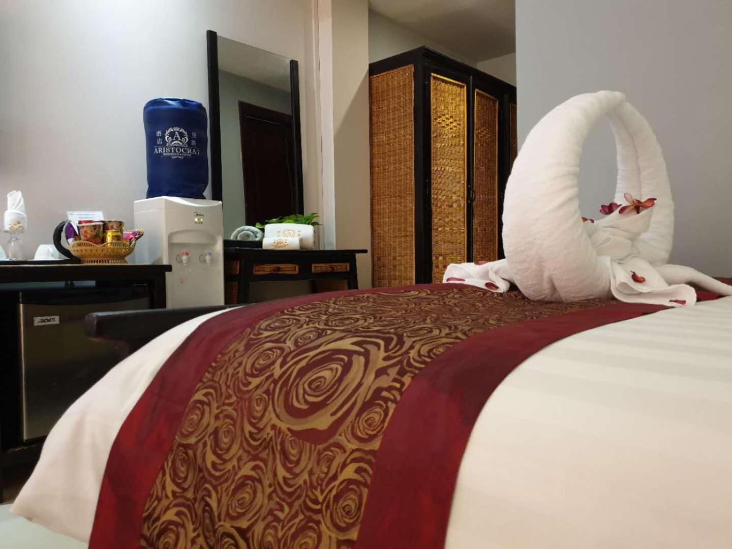 Deluxe Twin Room with Sea View - Photo 8