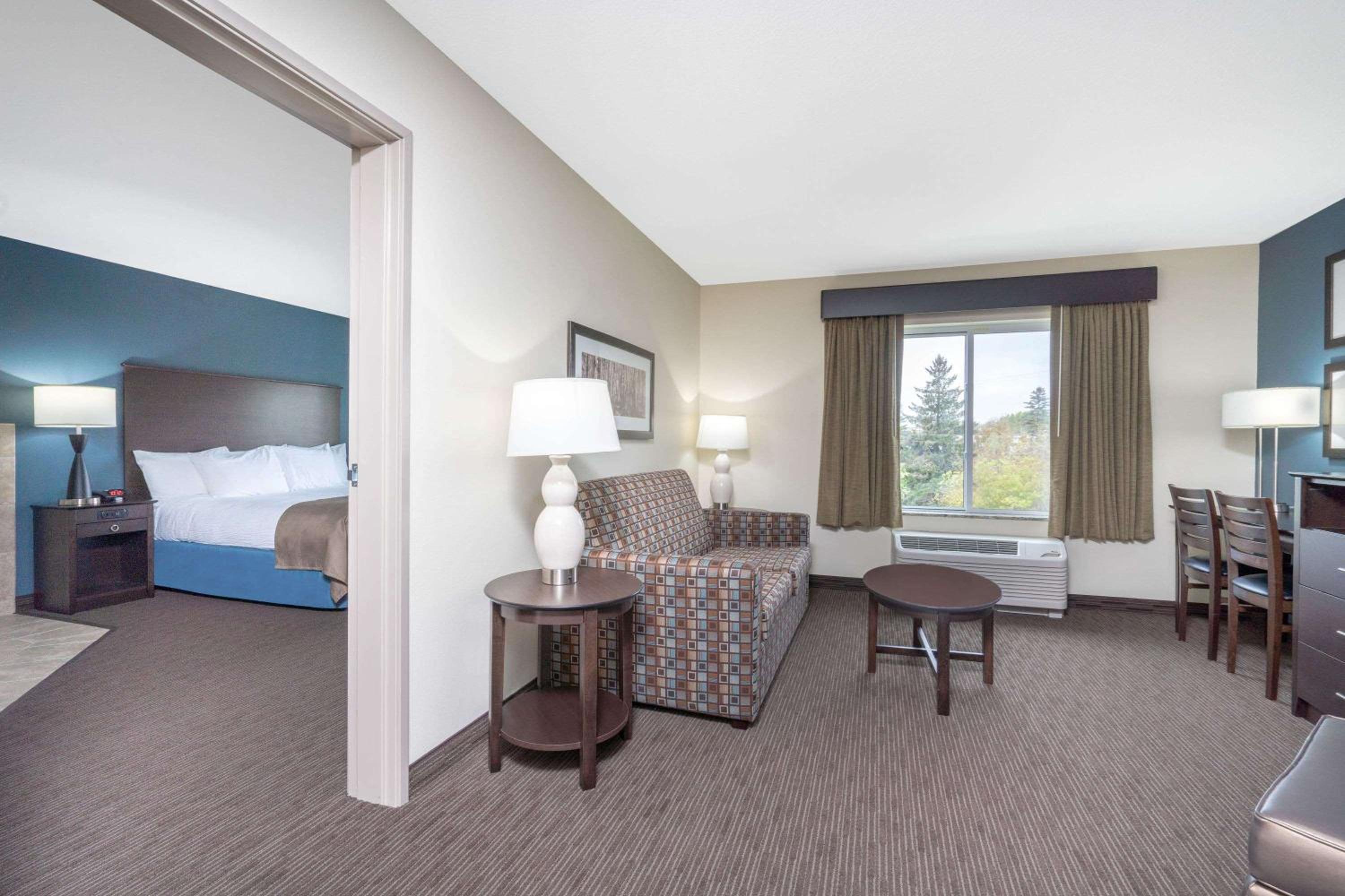 One-Bedroom Superior King Suite with Sofa Bed - Non-Smoking photo 3
