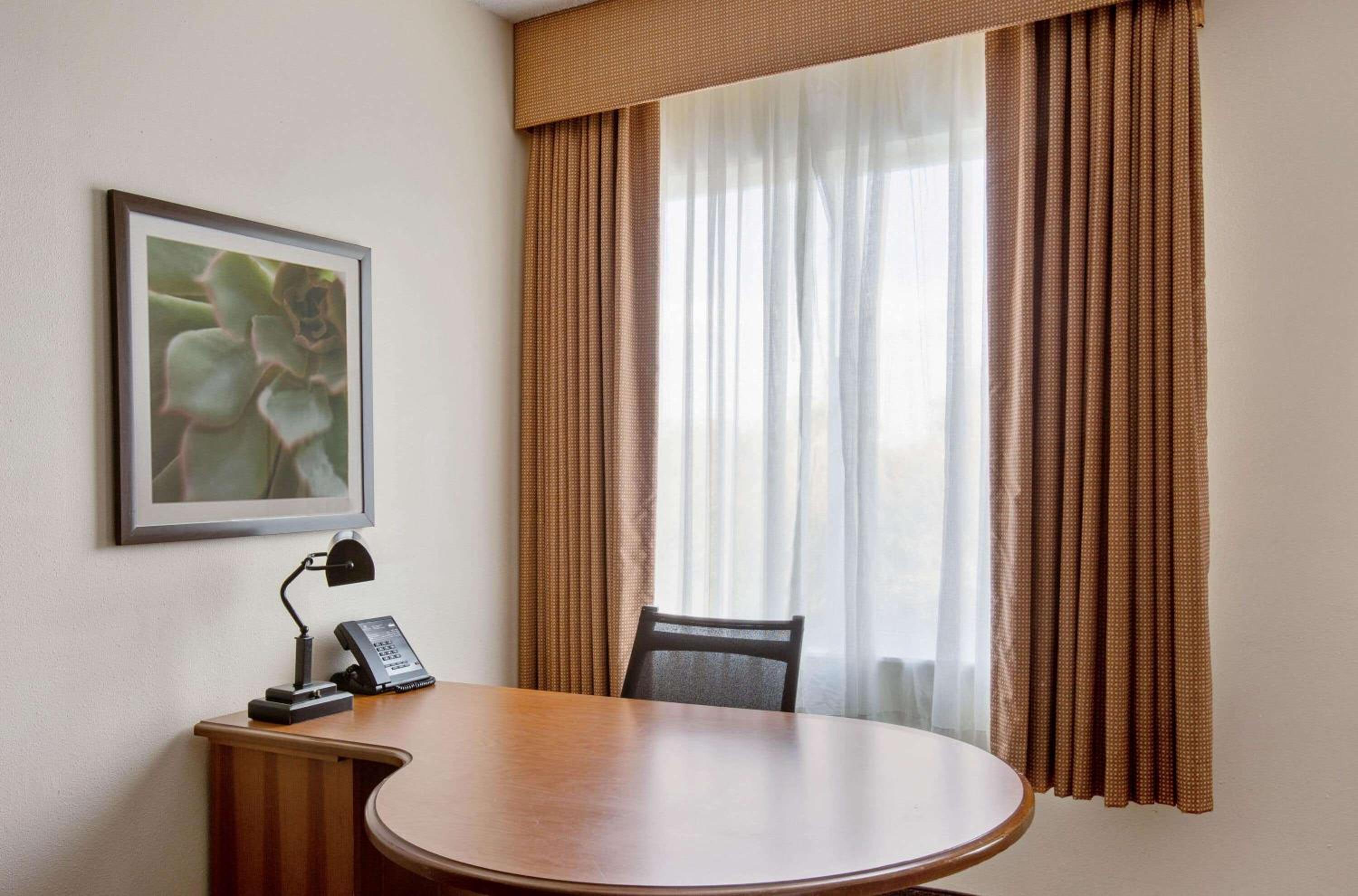 Deluxe King Room - Photo 3