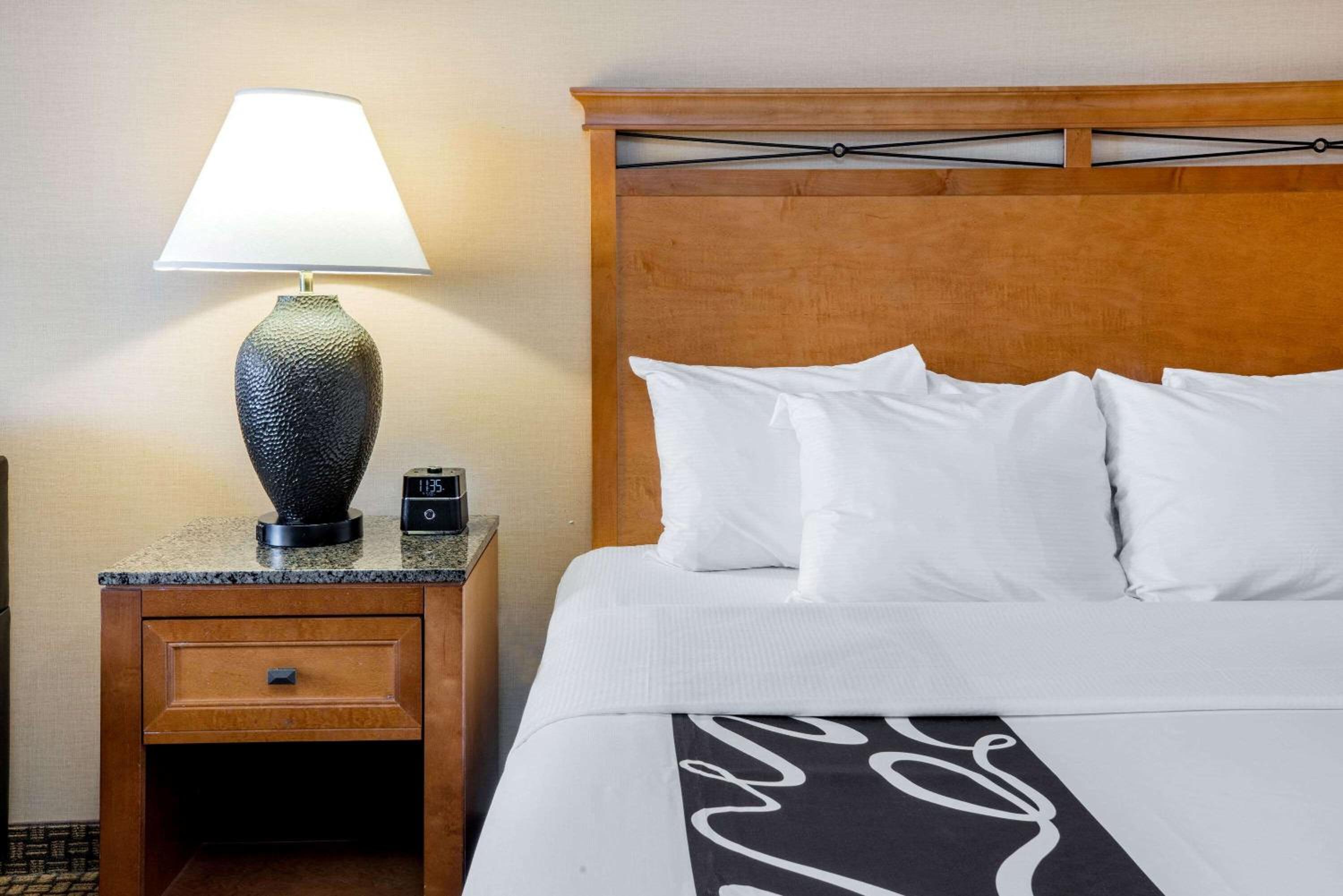Deluxe Queen Room with Two Queen Beds - Photo 3