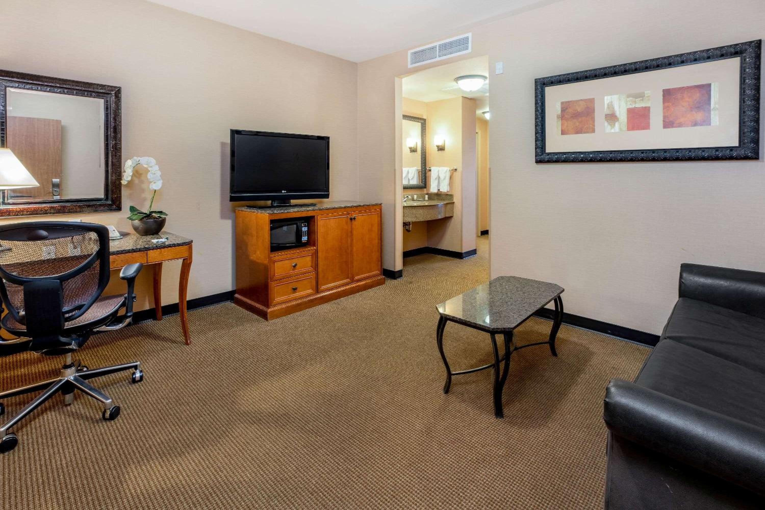 Two-Bedroom Suite with Two King Beds - Non-Smoking - Photo 4