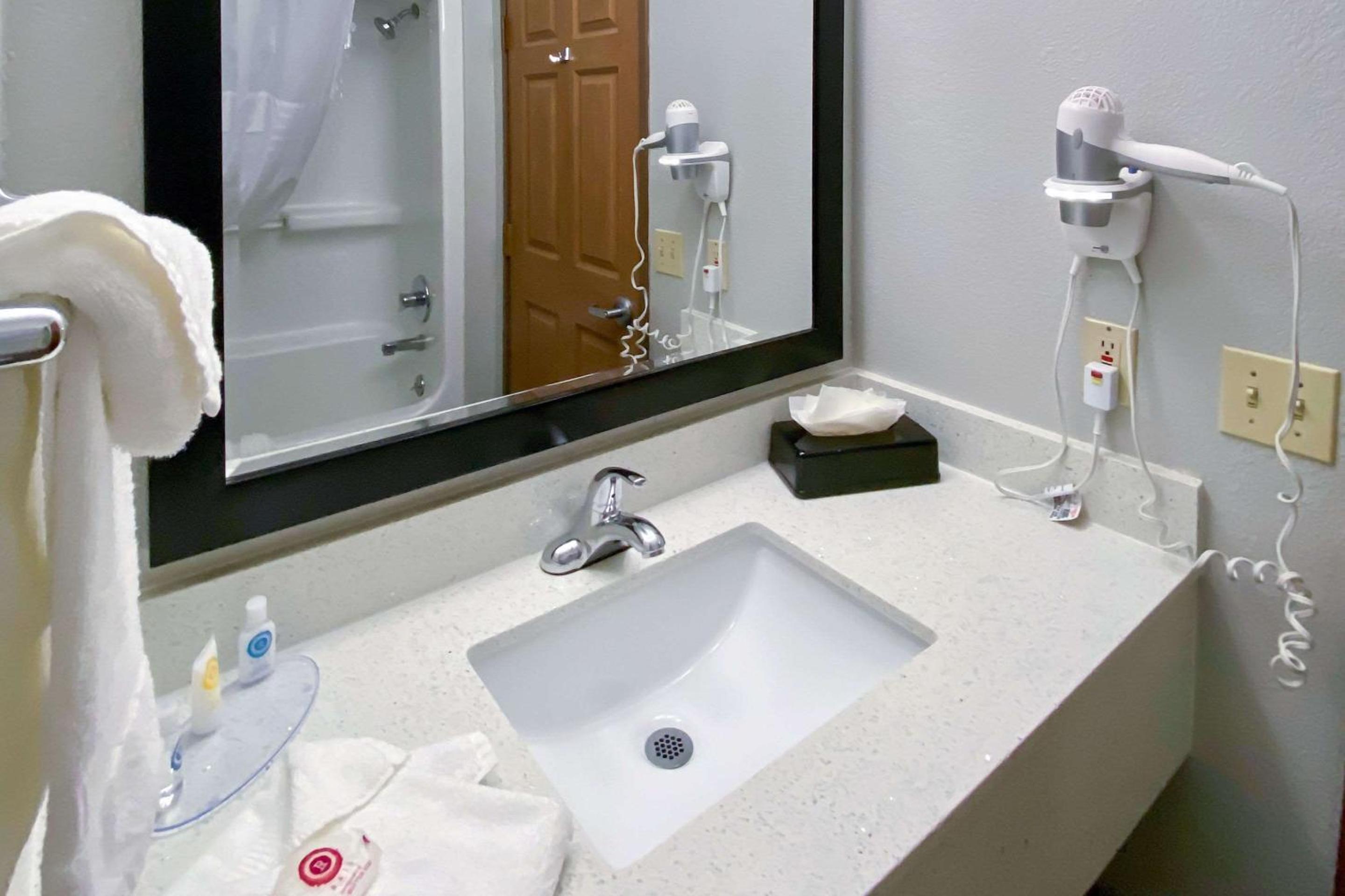 King Room - Non-Smoking - Photo 4