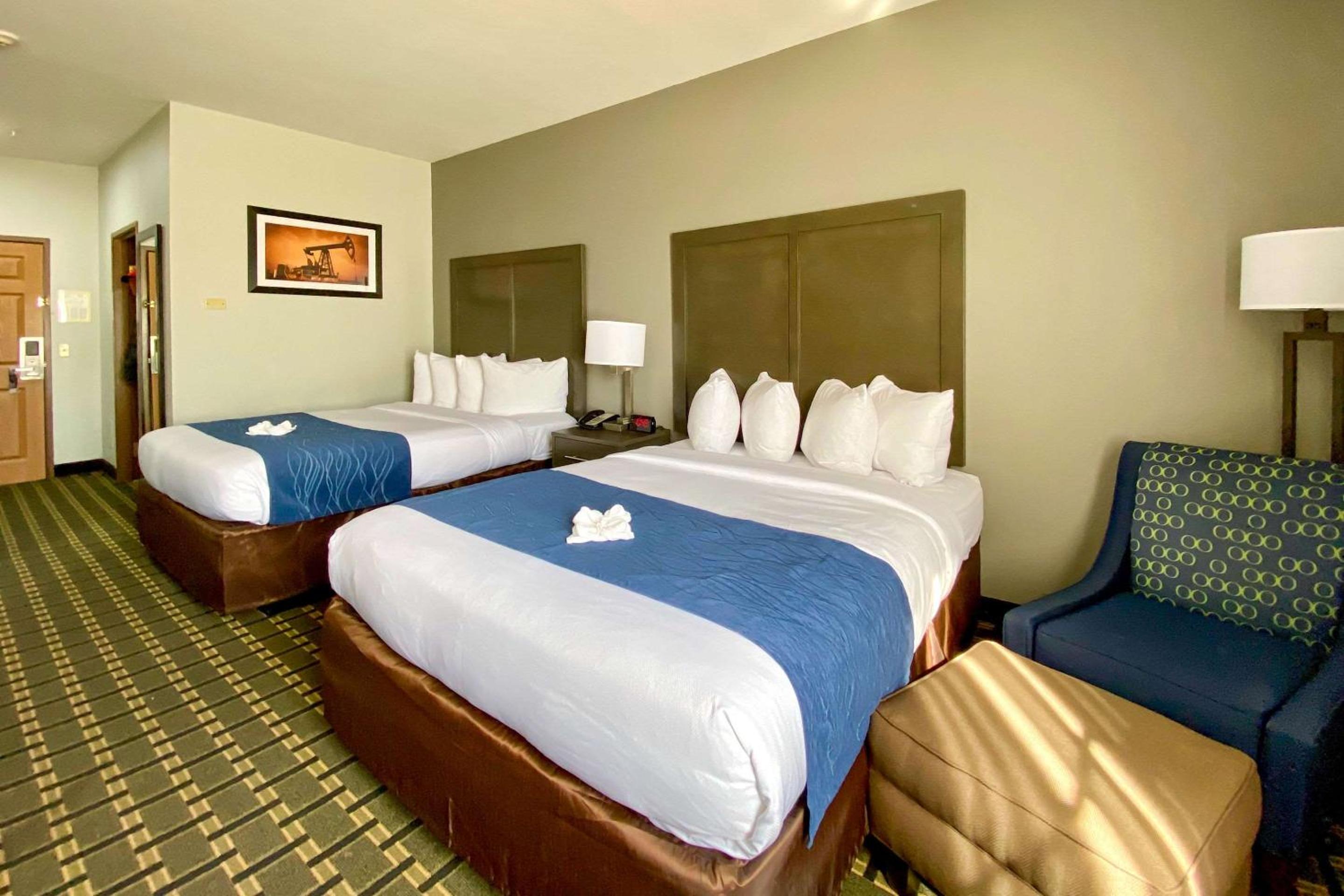 Queen Room with Two Queen Beds - Non-Smoking - Photo 4