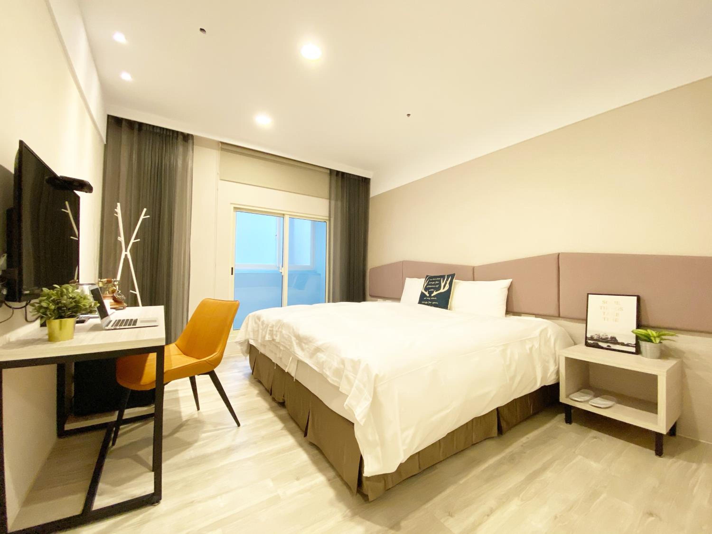Deluxe Double Room with Balcony - Photo 10